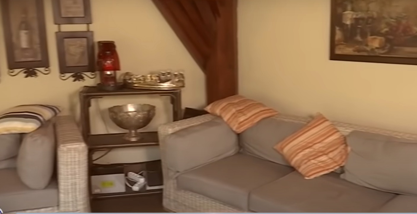 Imagini cu casa în care locuiește Mugur Mihăescu cu soția. Estimată la 800.000 de euro, vila are gazon pe acoperiș