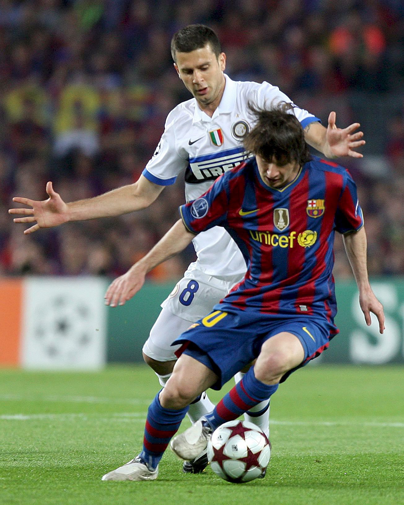 Femeie rămasă infirmă din cauza unei petarde aruncată pe ”Camp Nou”. Chivu, martor / FOTO
