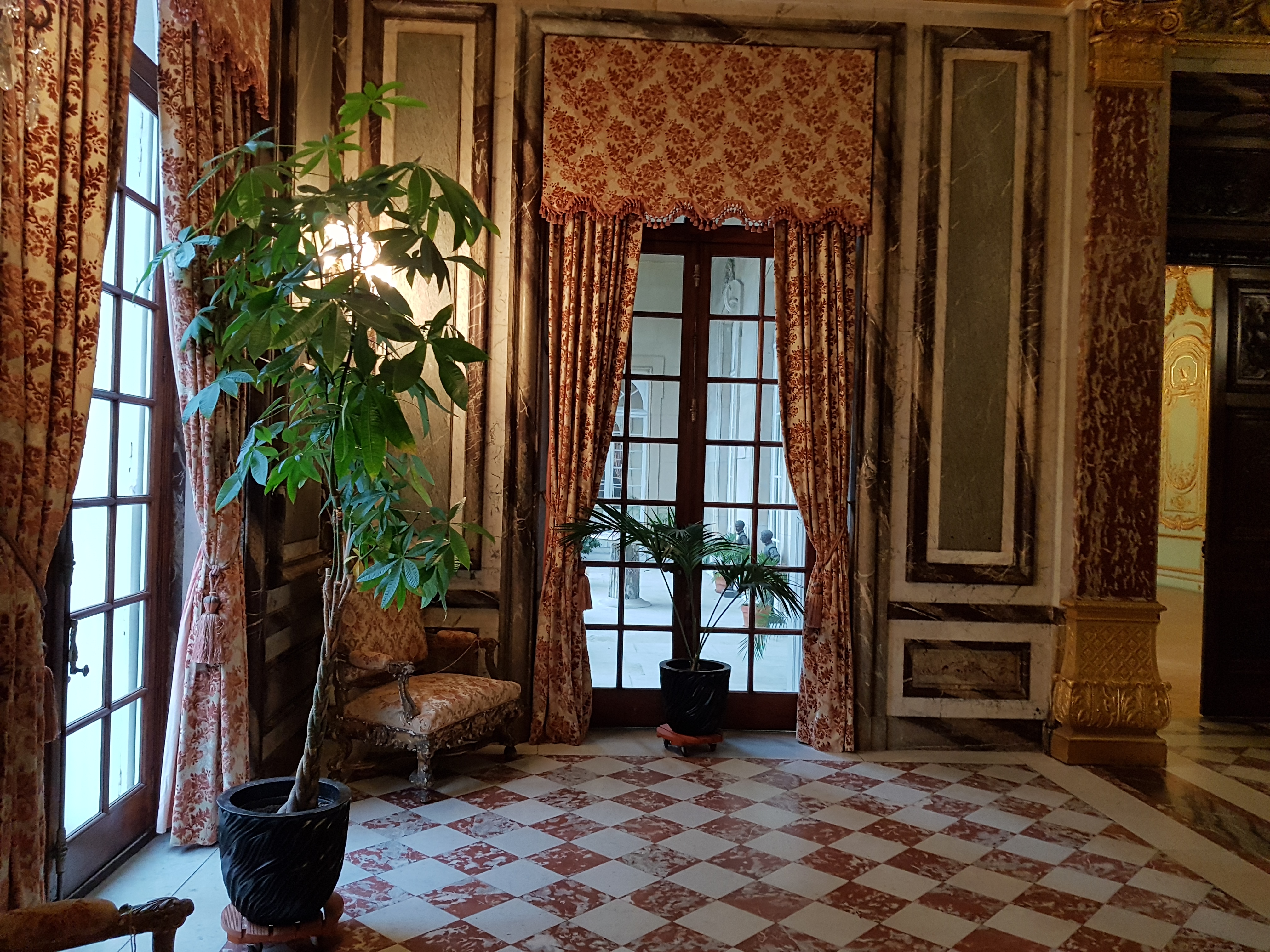 EXCLUSIV/Luca Niculescu, ambasadorul României în Franța: „Ca diplomat, experiența de jurnalist te ajută, dar uneori te mai poate și încurca”