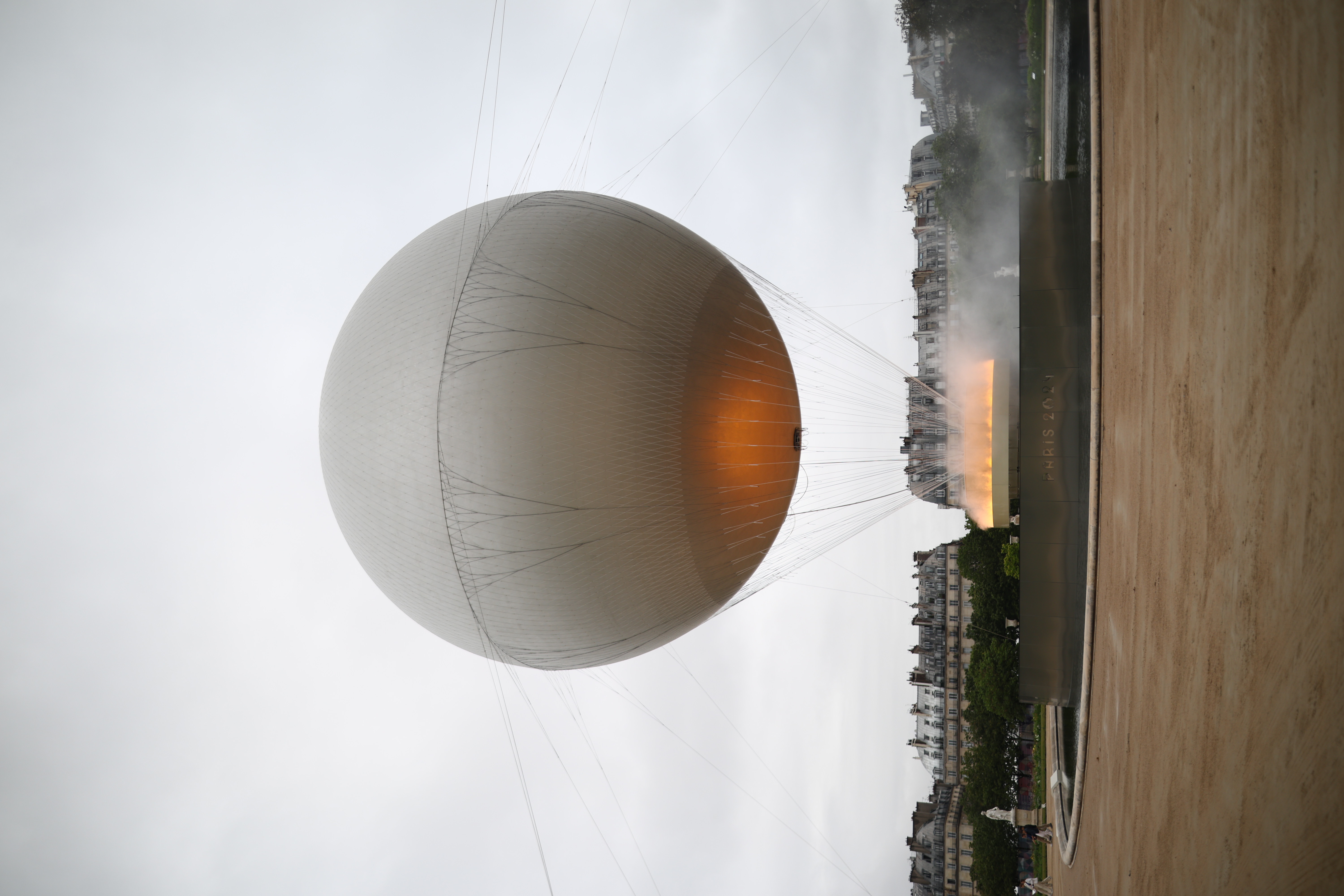 Flacăra olimpică de la JO 2024 arde pe cerul Parisului sub un balon. O inovație tehnică ce folosește electricitate pentru a imita un foc real