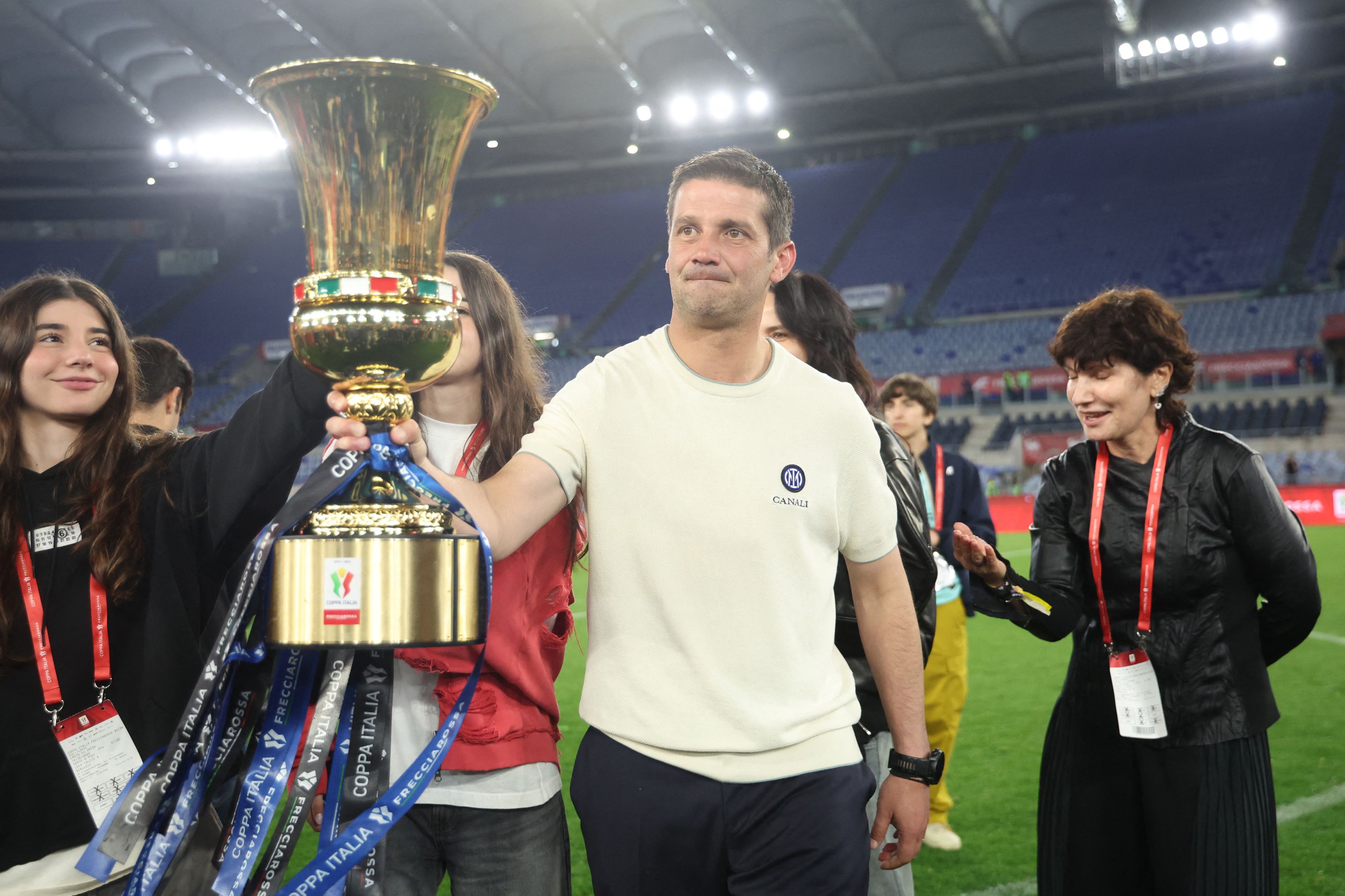 Cristi Chivu, imagine emoționantă după câștigarea Cupei Italiei. Și-a îmbrățișat soția și fiicele chiar pe teren