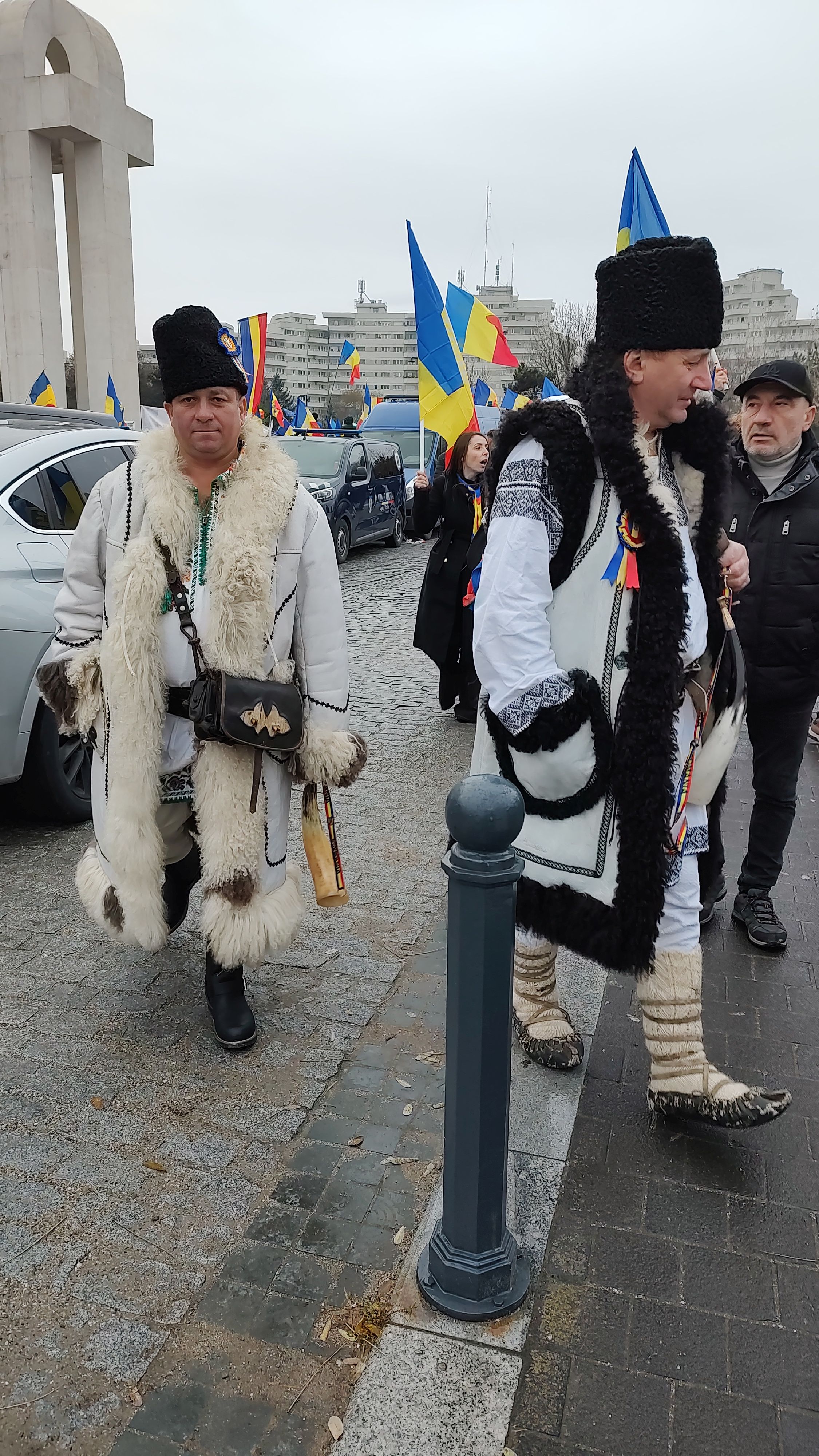 Ziua Națională în Suveranistan. Cum au ocupat Alba Iulia fanii lui Georgescu, Simion și Șoșoacă. Huiduieli fără precedent la intonarea imnului
