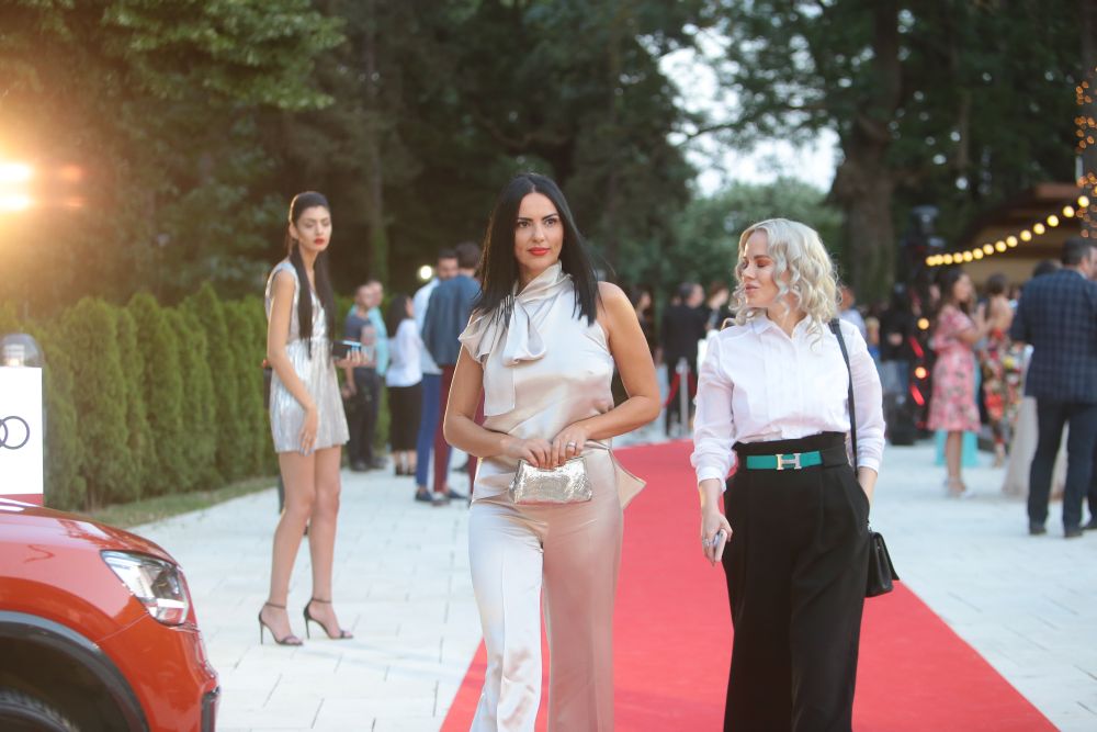 GALERIE FOTO/ Lavinia Pîrva și-a schimbat stilul vestimentar, de când e femeie căsătorită. Cum și-a făcut apariția la VIVA! Party 2018