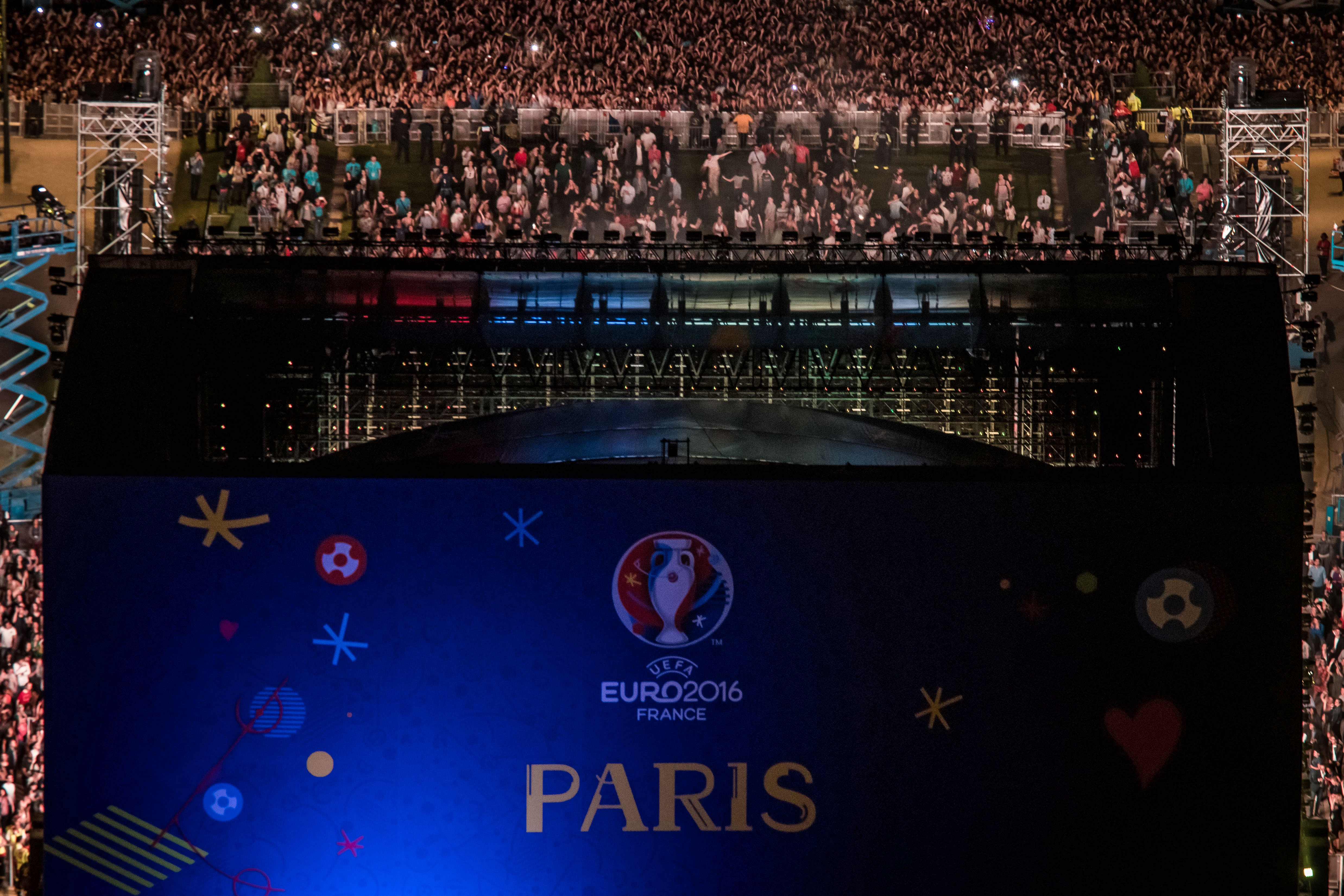 Euro 2016. ”Libertatea” a fost la fan-zonul uriaș din Paris, deschis cu un concert David Guetta, în prezența a zeci de mii de oameni. Securitate strictă / GALERIE FOTO și VIDEO