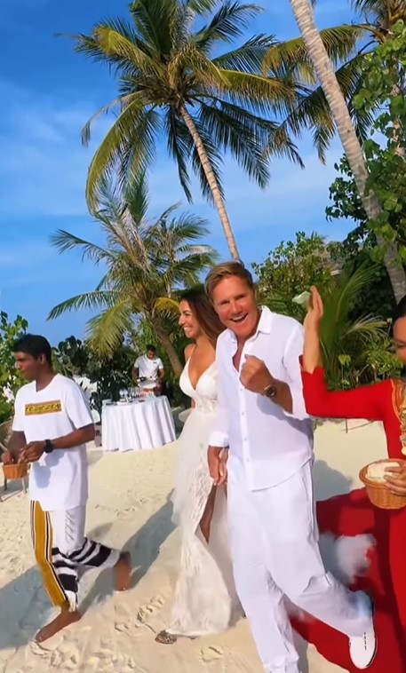 Artistul s-a căsătorit de Revelion: „Am plâns două minute încontinuu”. Imagini emoționante de la nunta din Maldive