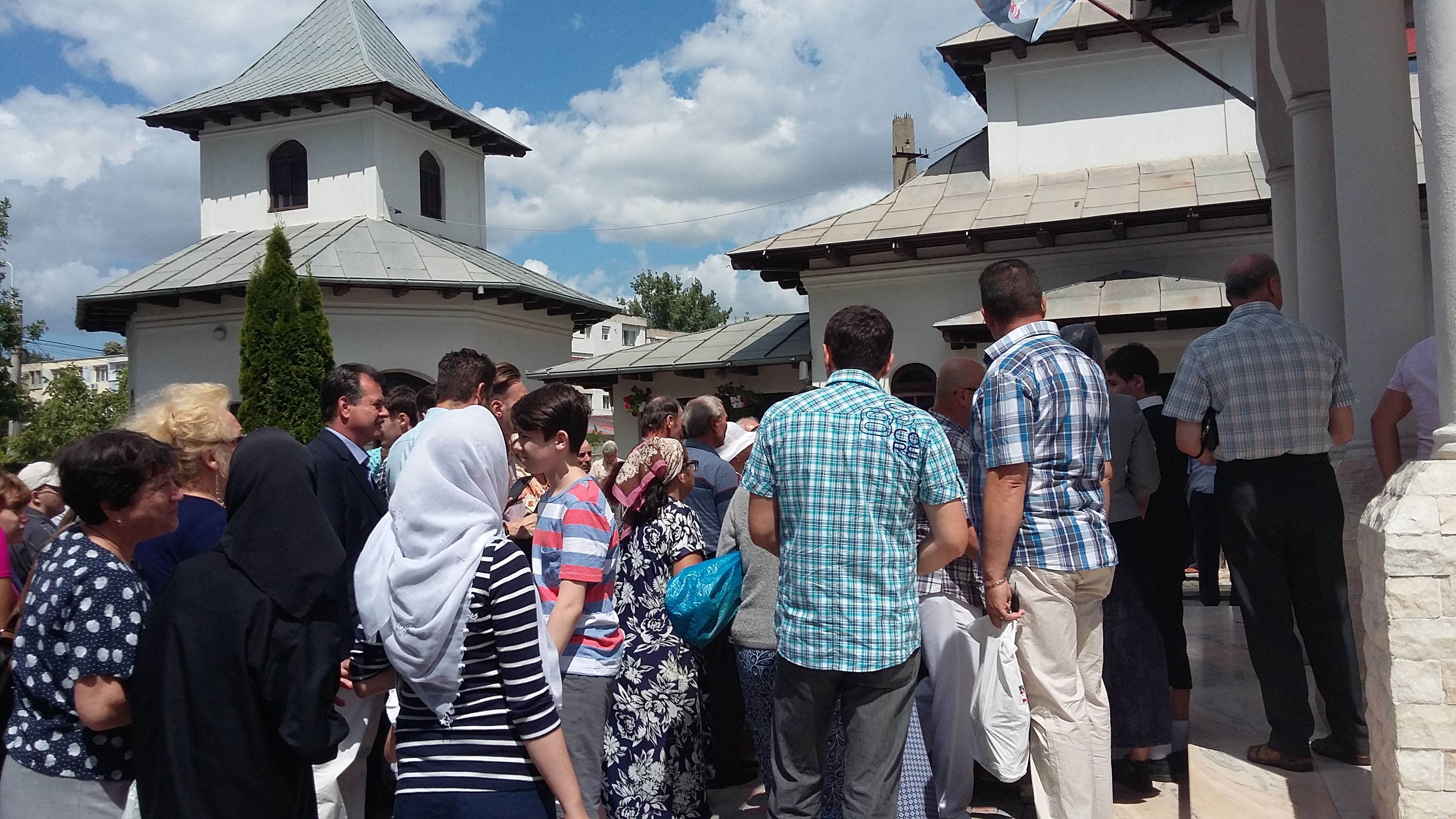 Gălățenii s-au îmbulzit să primească pomană de Sfântul Ilie! FOTO&VIDEO