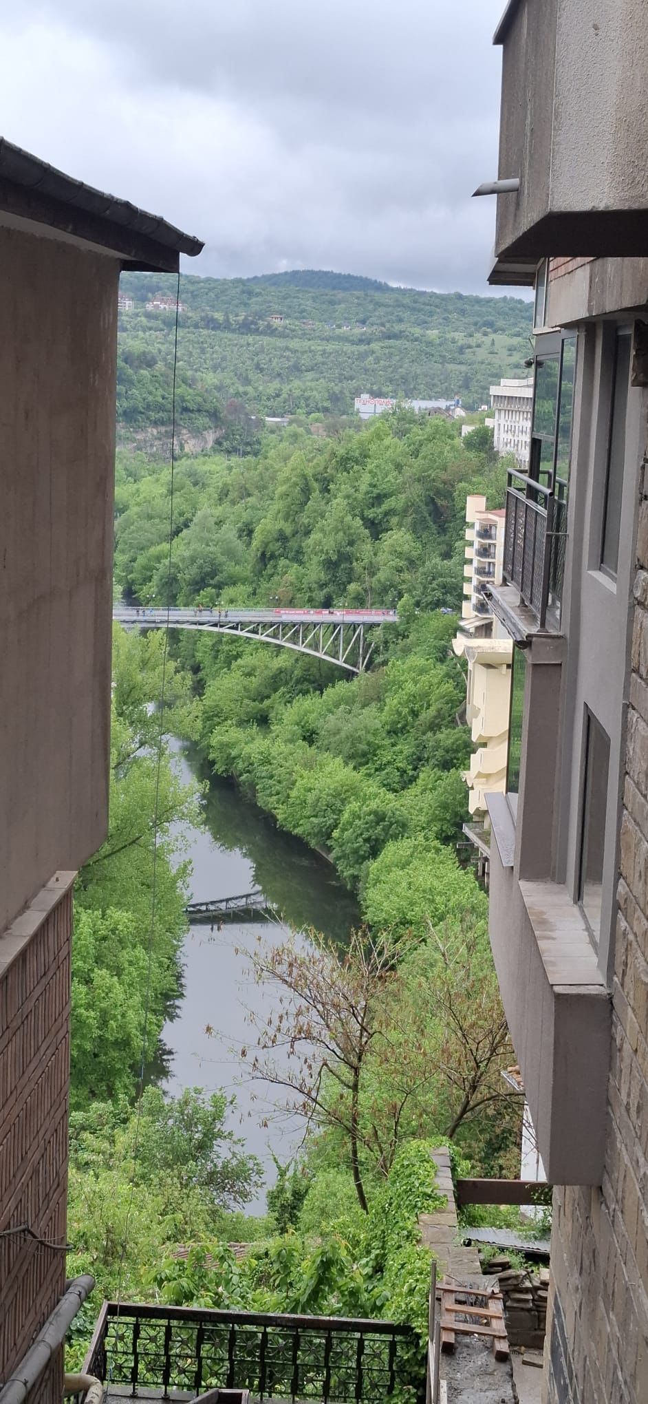 Sute de români au venit să-l vadă pe Jonas Vingegaard la Veliko Tarnovo. Cine a câștigat etapa a doua din Bulgaria, după căzătura masivă din final