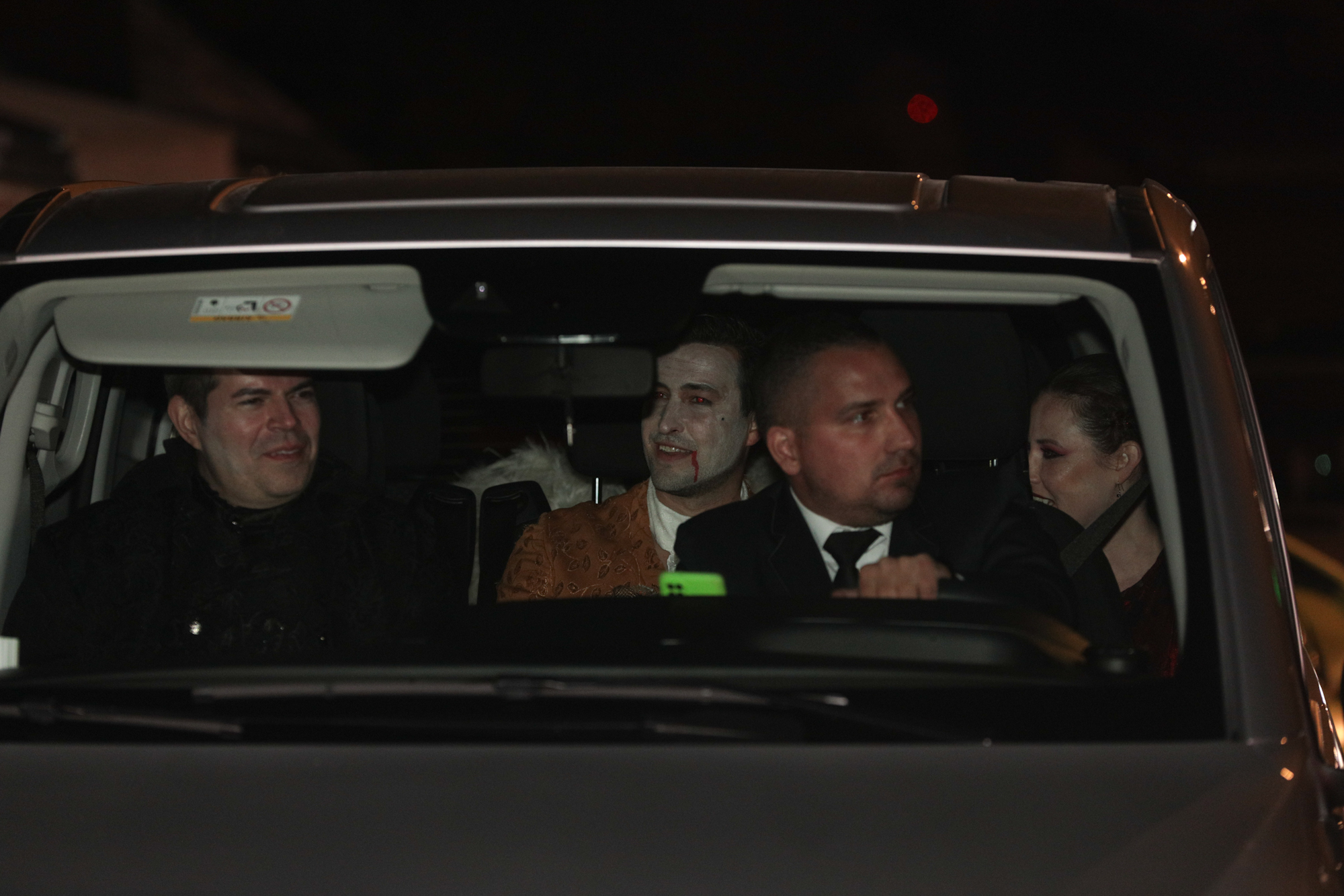 Cum s-au costumat invitații de la petrecerea miliardarilor de Halloween de la Castelul Bran. Cine a jucat rolul contelui Dracula