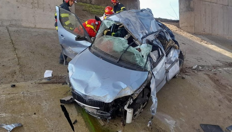 Un șofer de 73 de ani și o femeie de 70 de ani au scăpat cu viață după ce mașina lor a căzut de pe un pod, la intrarea în Urziceni. FOTO