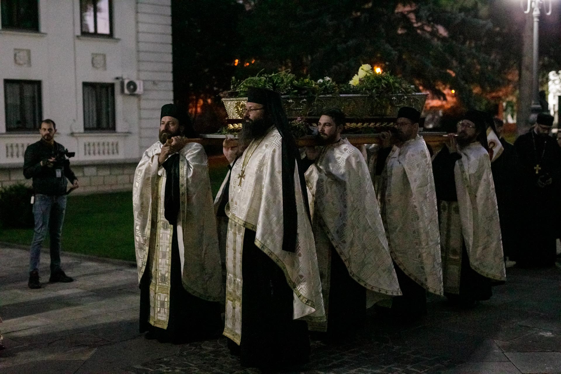 Teama de război a intrat în rugăciunile pelerinilor de la Sfânta Parascheva. „Să ne ferească Sfânta de toți cei răi!”