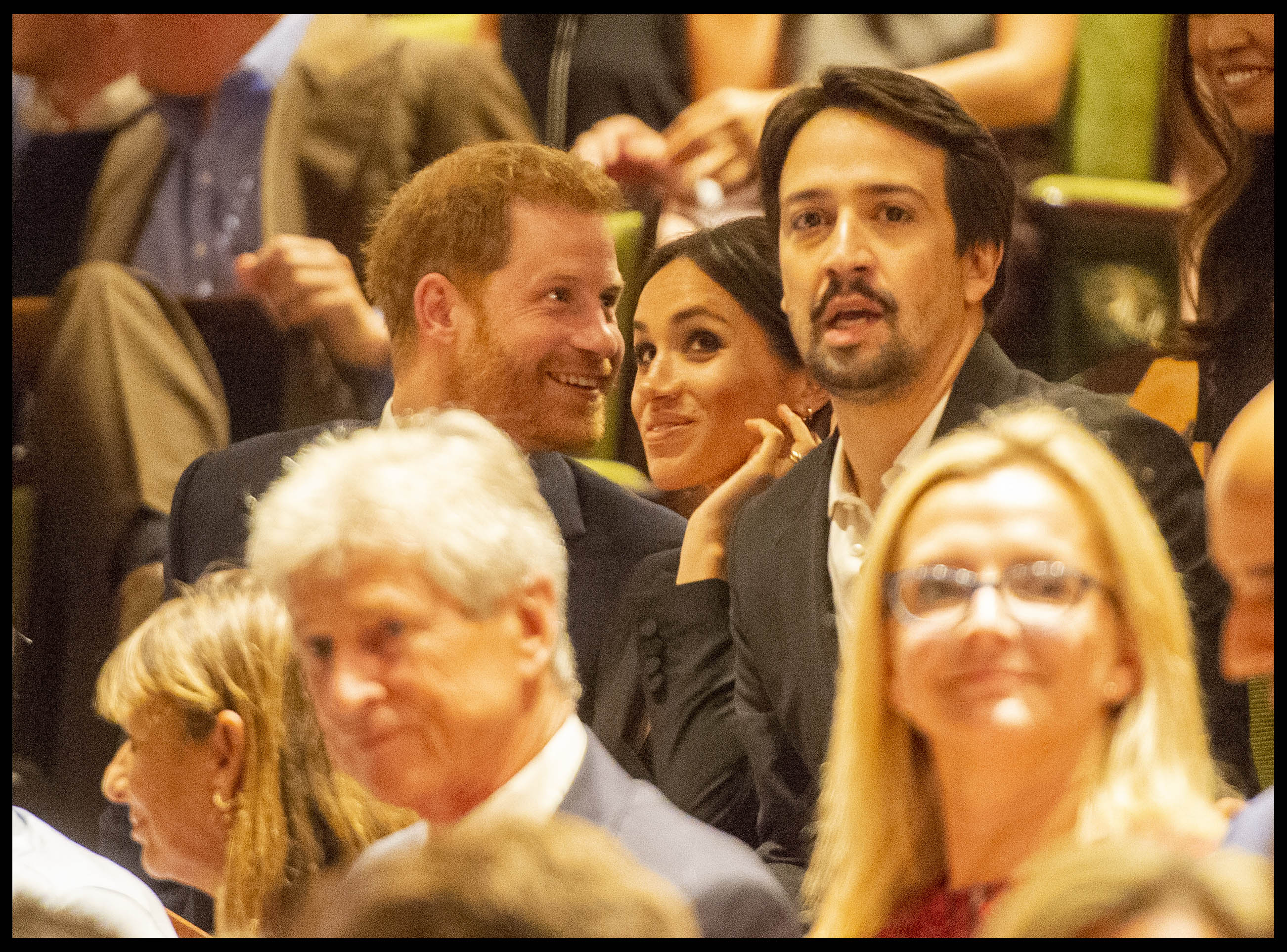 FOTO | Meghan Markle, apariţie de senzaţie într-o rochie tuxedo mini