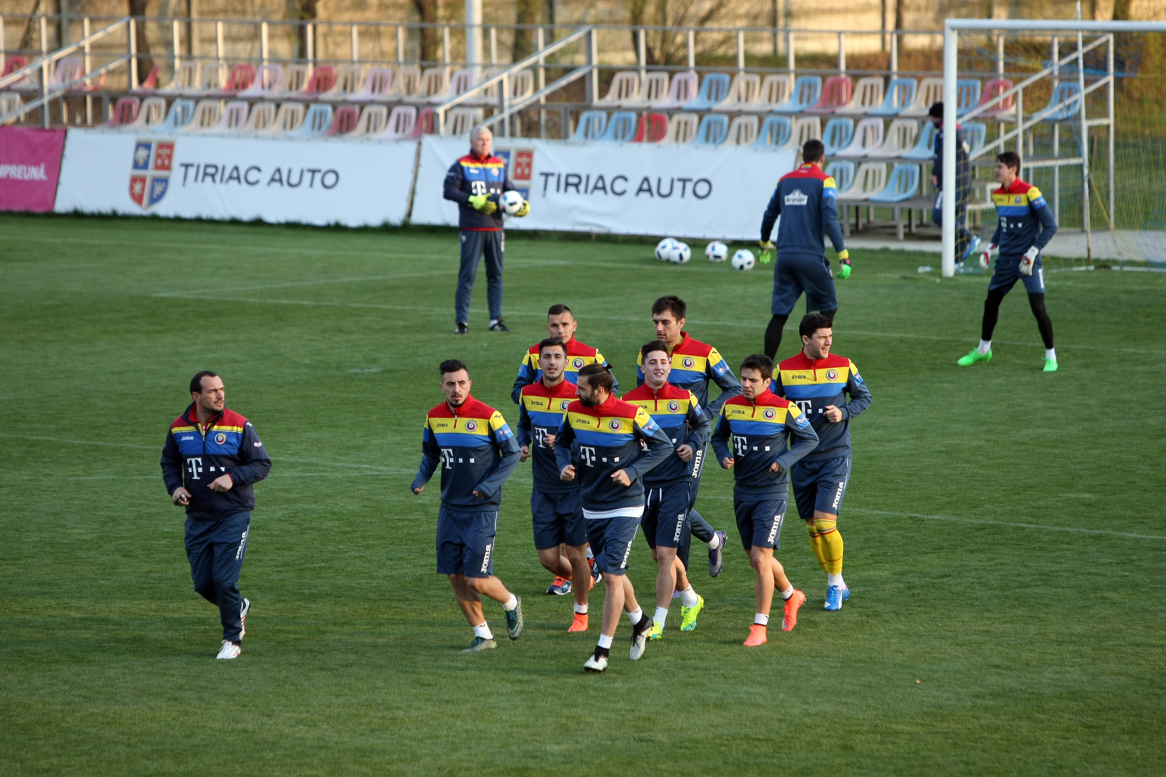 România - Lituania (amical, miercuri, 20.00, Giurgiu). Atenție, tricolori! Iordănescu, cel mai prost plătit selecționer de la Euro,  nu glumește! ”Tata Puiu” a lăsat mereu acasă jucători care au jucat în preliminarii și a luat câte trei-patru debutanți la turneele finale