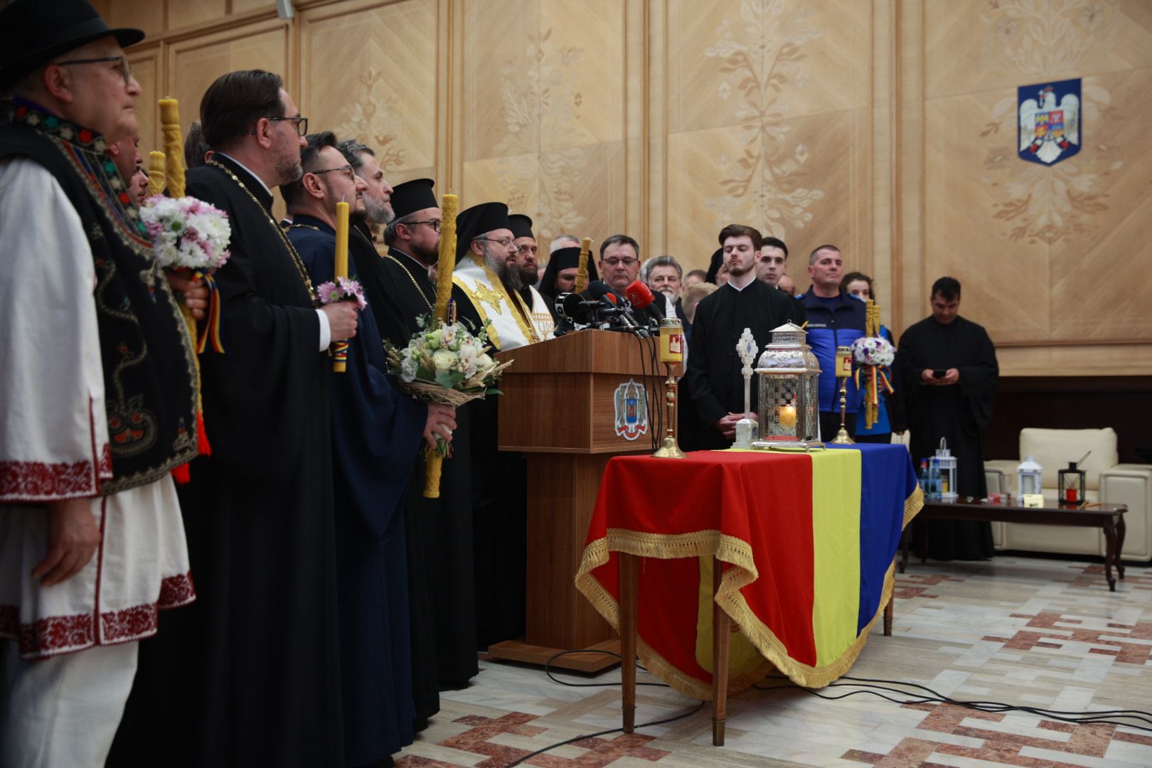 Sfânta Lumină de la Ierusalim a ajuns în România: „Este semnul că iubirea lui Dumnezeu nu moare niciodată”
