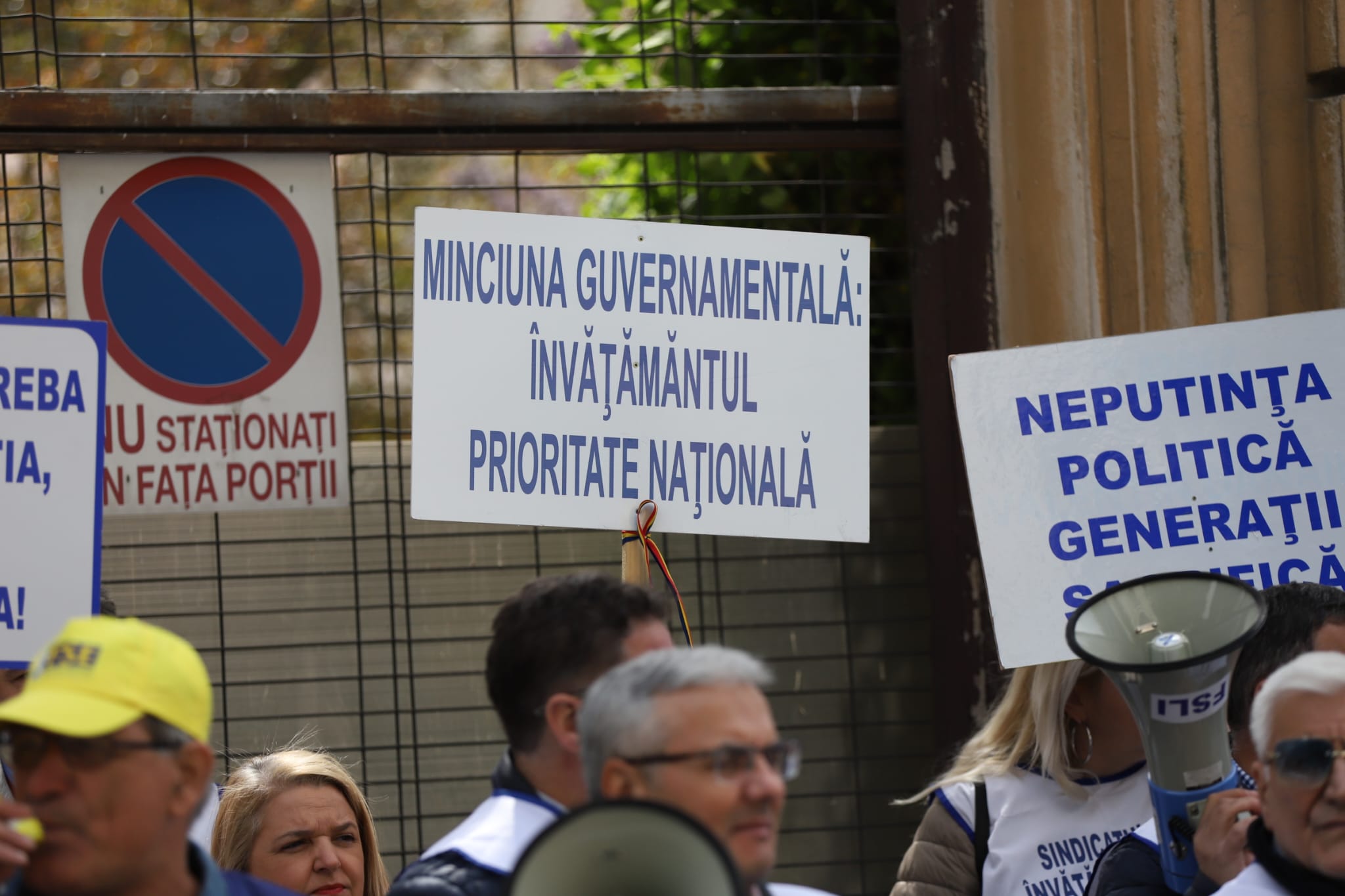 Ministrul Educației, Mihai Dimian, a coborât în mijlocul sindicaliștilor care-i scandau sub geam. „Mă bucur să-mi văd colegii. Nu trăim o situație normală”, spunea oficialul cu o zi înainte de proteste