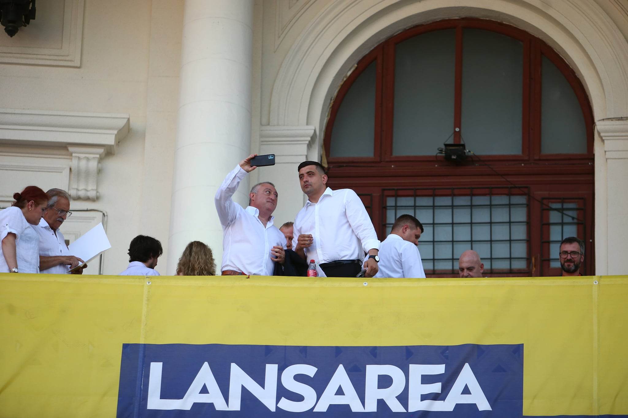 AUR și-a lansat candidații la europarlamentare în fața a mii de susținători. Simion: Dacă Viktor Orban își face temele, s-ar putea să-l vrem în proiectul nostru european