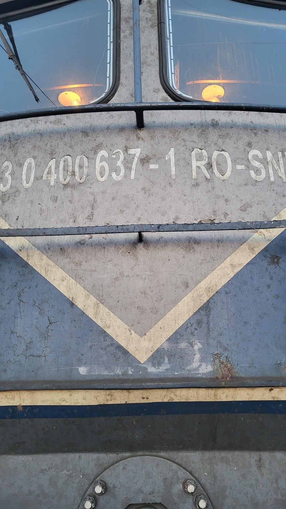IMAGINI după impact. Cum arată locomotiva care a provocat deraierea unui marfar în Teleorman