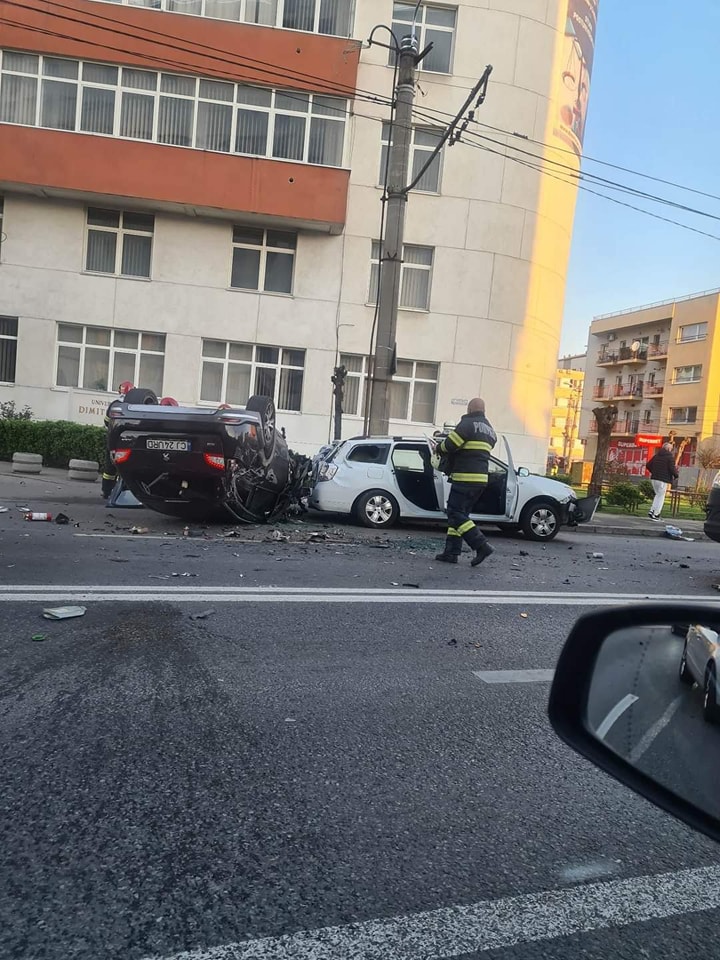 Cum s-a produs accidentul în care un BMW nou-nouț al Poliției a fost distrus. Șoferul autospecialei a intrat pe contrasens, ca să evite alt accident