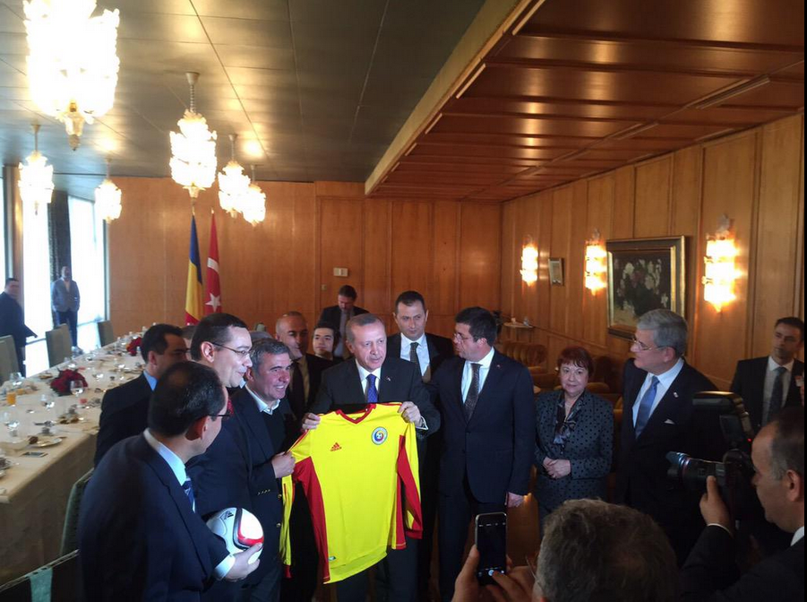 Hagi i-a făcut cadou președintelui Turciei ^un tricou cu numărul 10