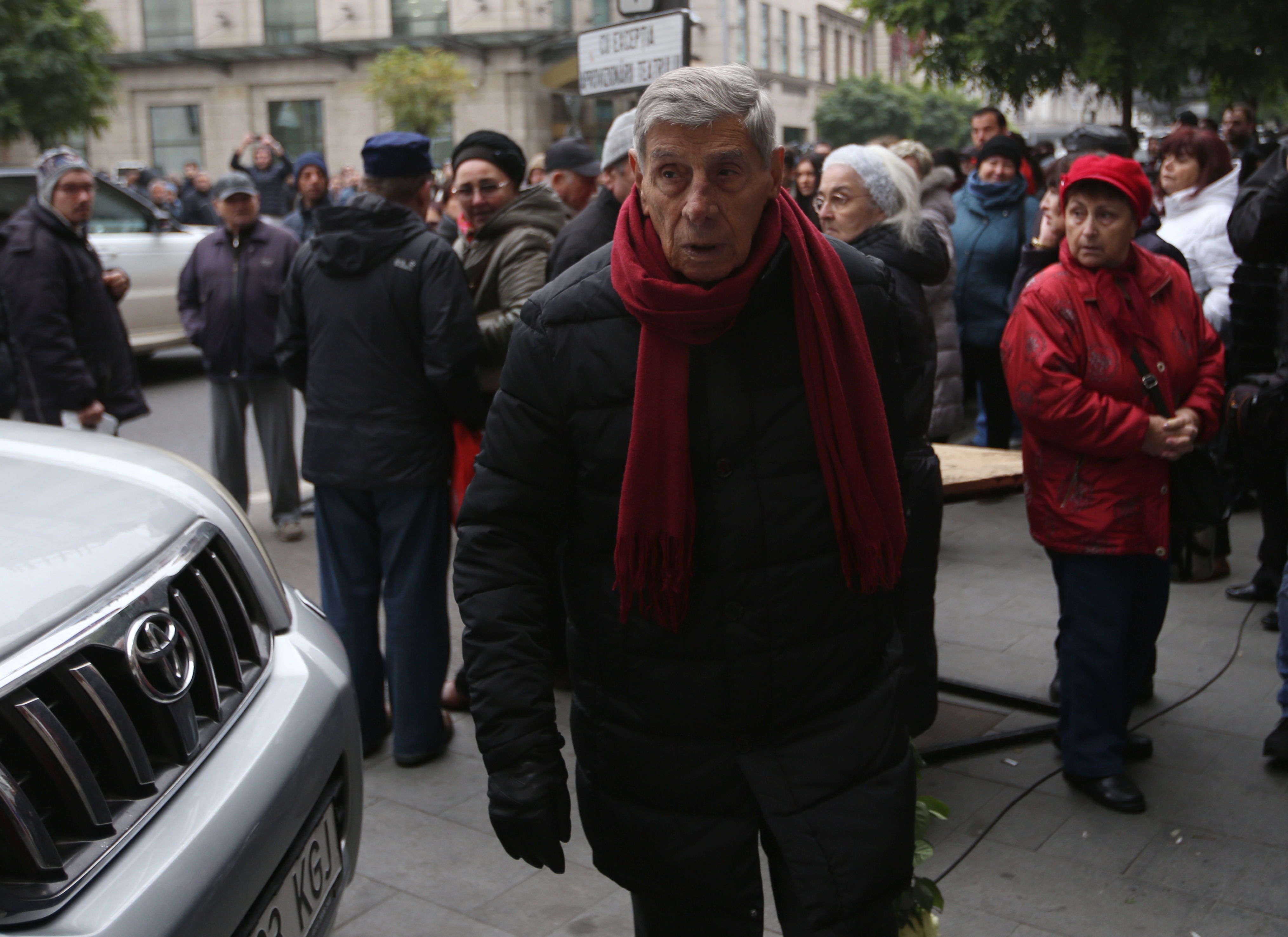 EXCLUSIV | Mitică Popescu, dărâmat la căpătâiul Stelei Popescu. Lumea a luat cu asalt Teatrul Constantin Tănase | FOTO & VIDEO