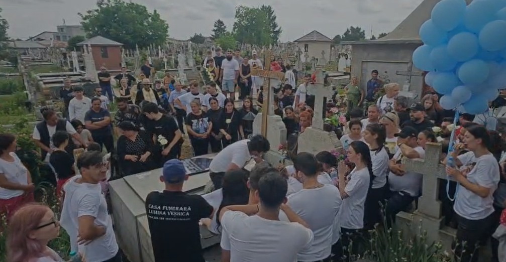 Mama copilului-erou din Chitila nu a venit la înmormântare. Nici fata salvată de la înec, nici aparținătorii celor transplantați. Nici vreun reprezentant al statului