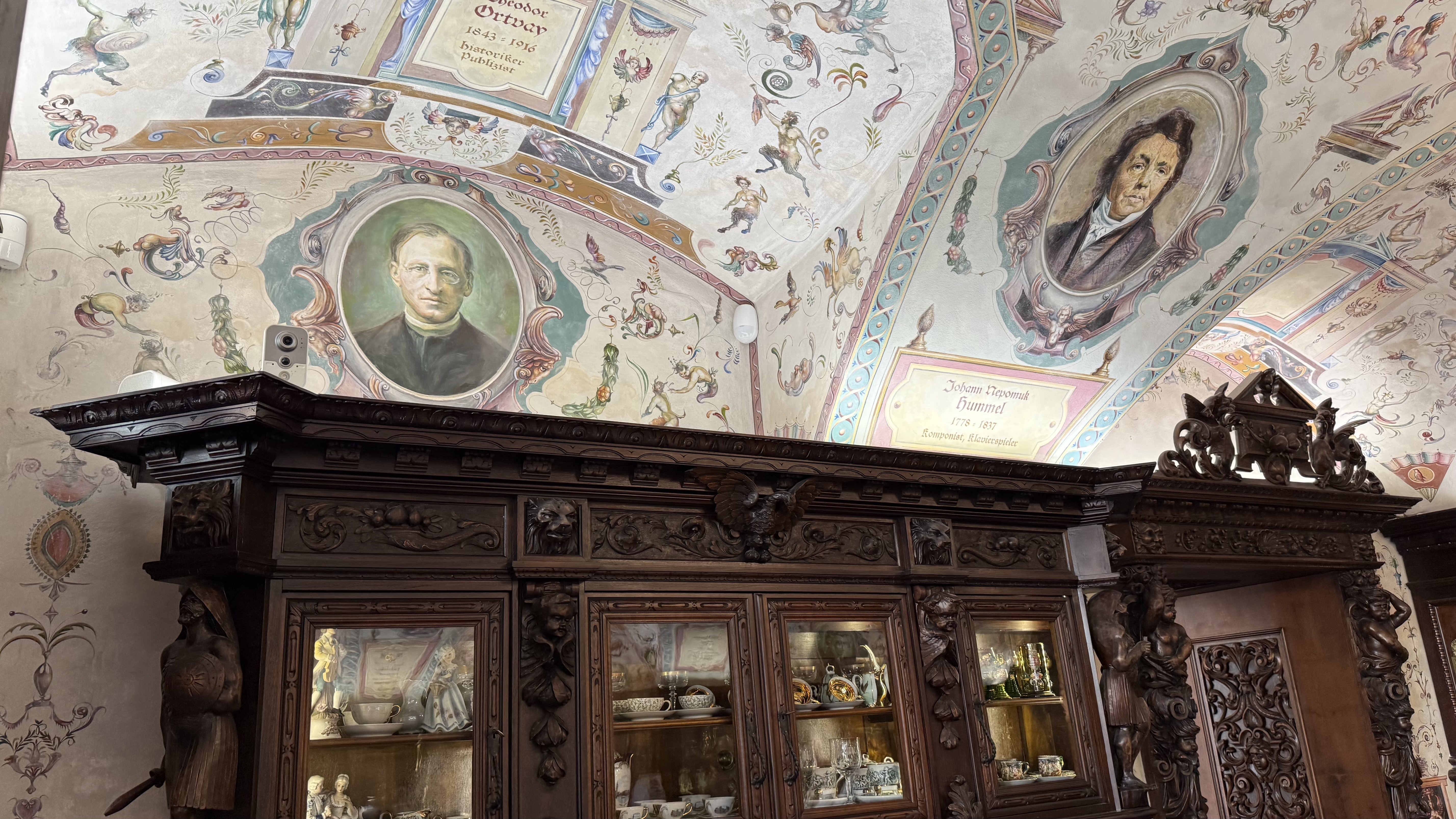 O cofetărie secretă unde timpul s-a oprit și gustul prăjiturilor spune povestea unei epoci dispărute