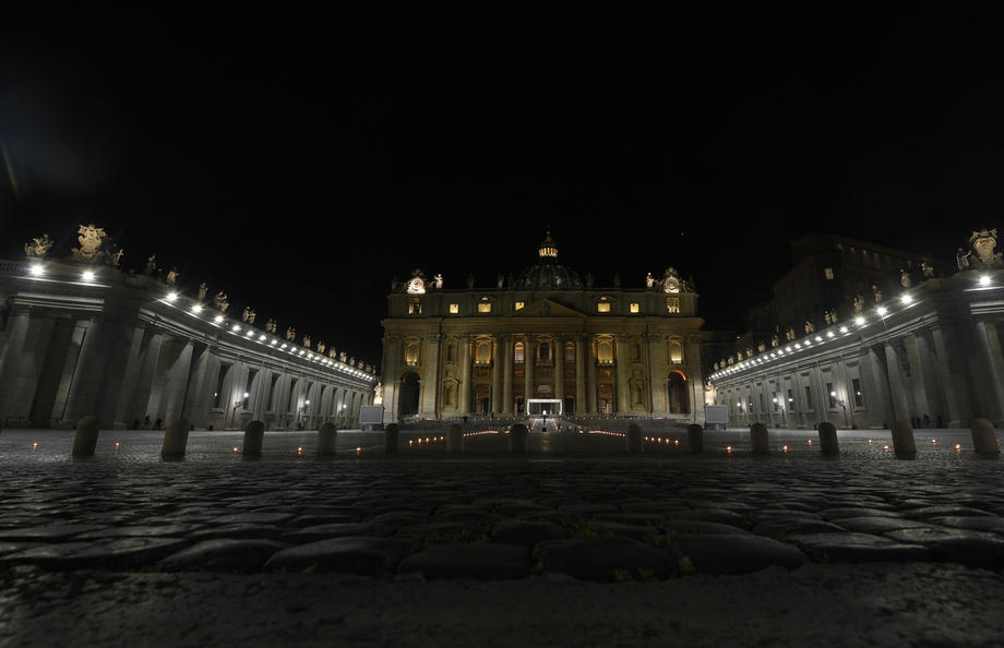 Papa Francisc a oficiat rugăciunea Calea Crucii, fără credincioși în Piața San Pietro. Înainte sunase în direct la TV