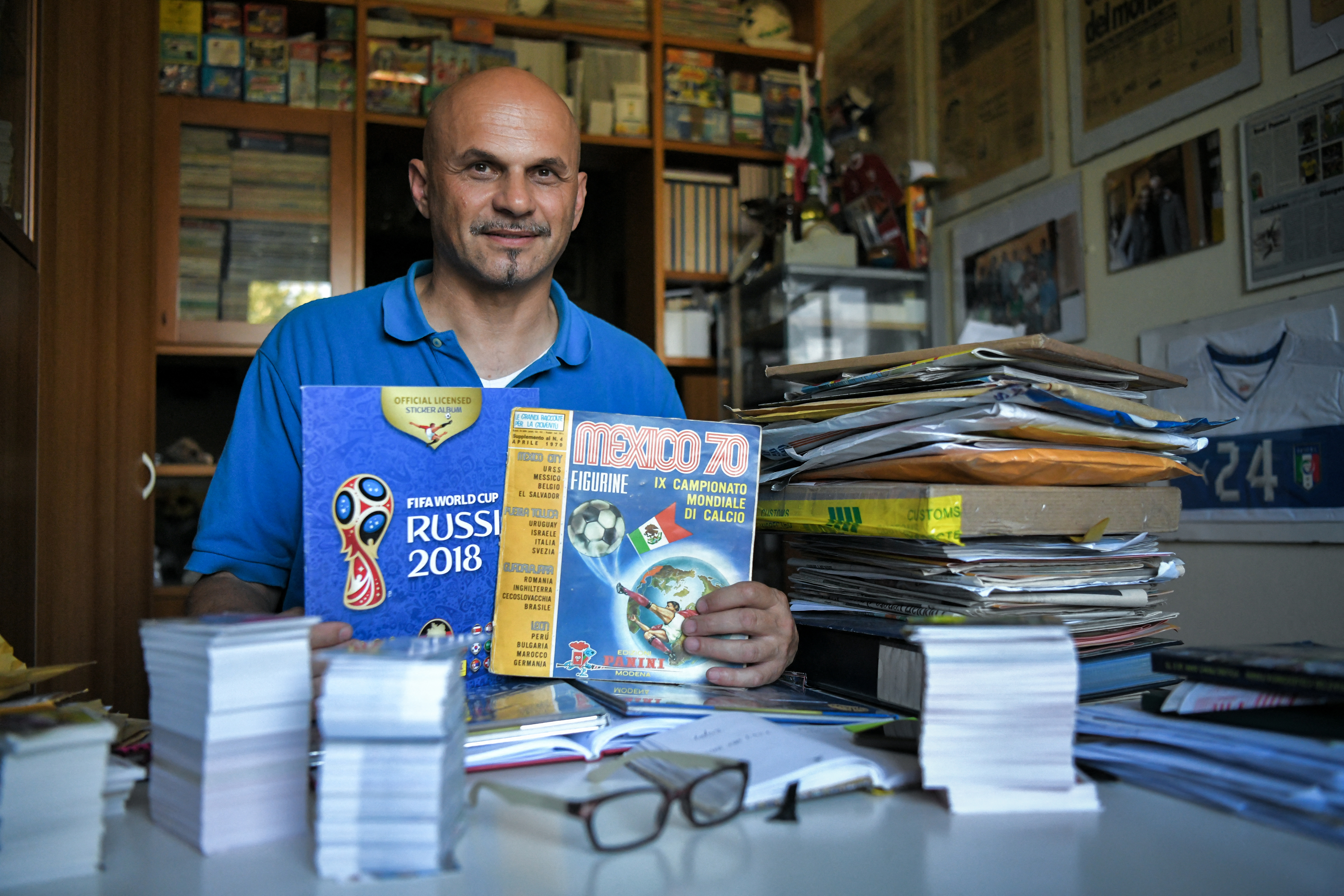 Italianul Gianni Bellini, cel mai mare colecționar de abțibilduri cu fotbaliști din lume, a avut o noapte de coșmar: „Am crezut că mi-a vândut toate albumele”