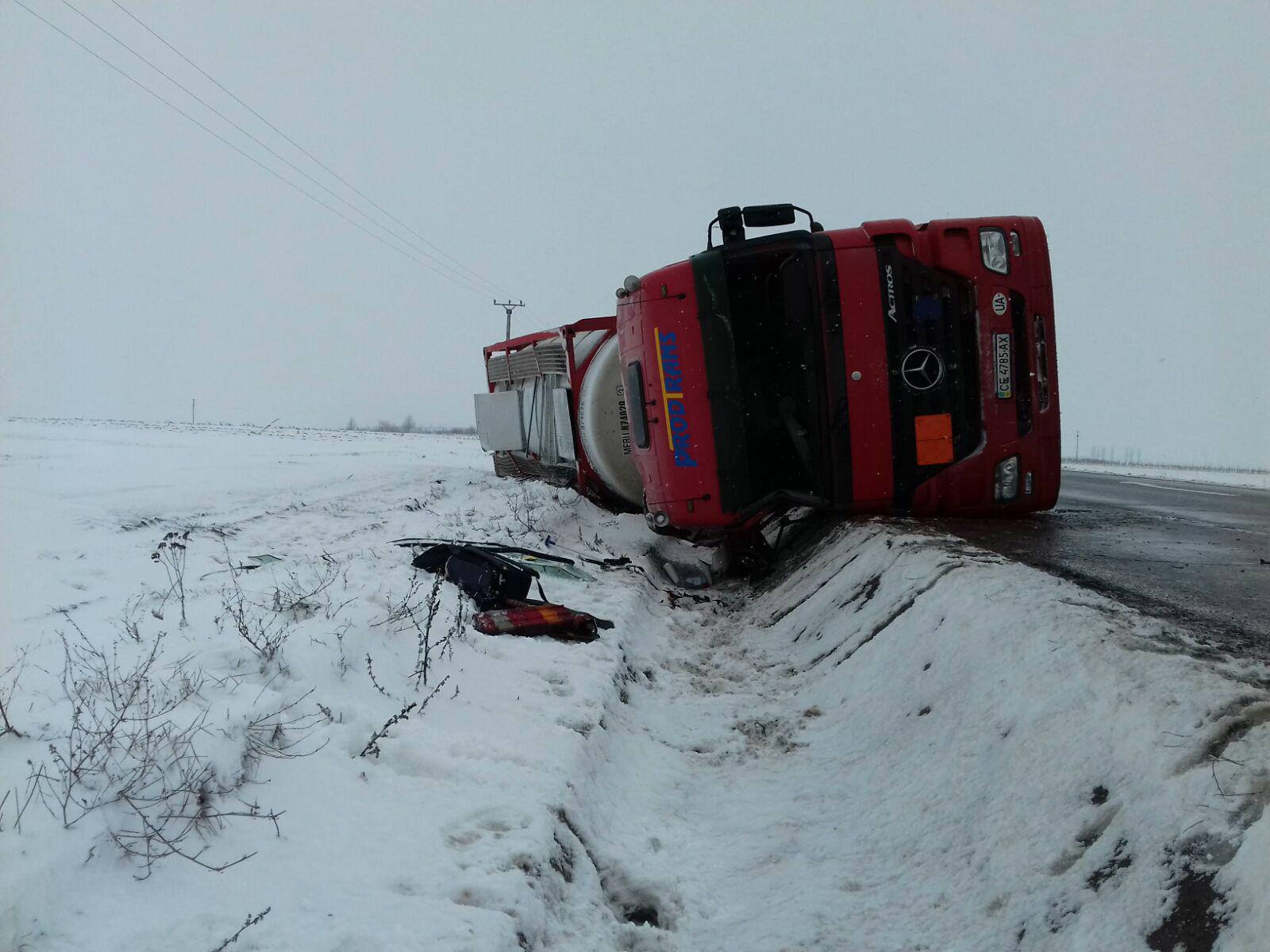 O cisternă s-a răsturnat în județul Neamț. E încărcată cu peste 20 de tone de substanțe inflamabile
