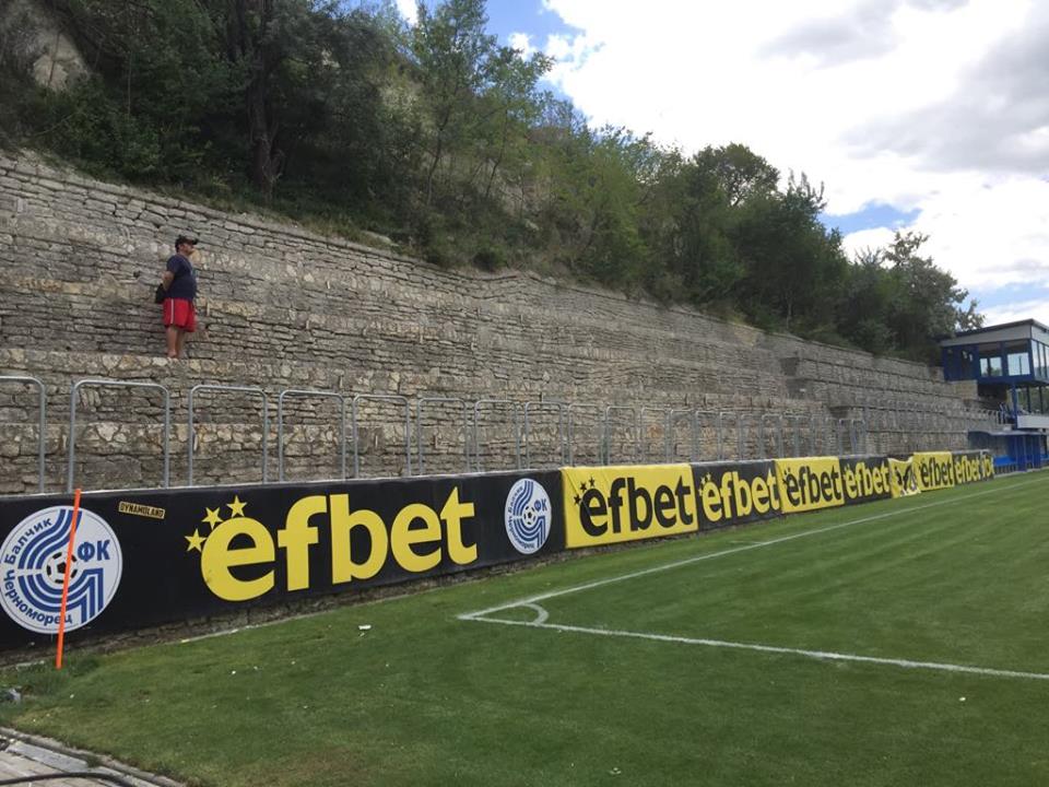 Așa arată stadionul din Balcik pe care Farul vrea să joace în Liga 2. ”Sunt bineveniți aici!”. Omul care a ucis Dinamo în 1995 antreneaza echipa Cernomoreț din localitate