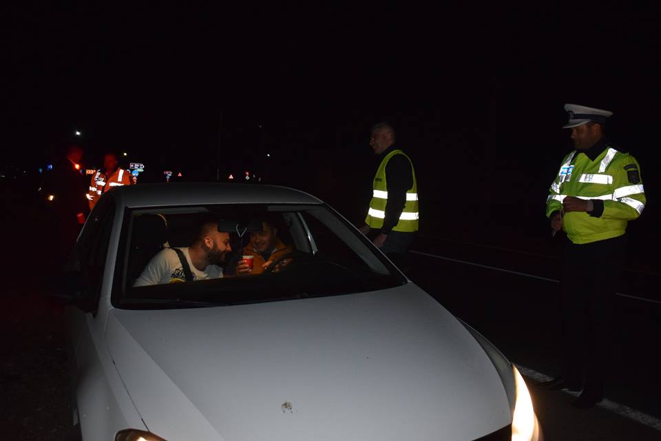 De ce a făcut cinste cu 100 de cafele prefectul de Vaslui șoferilor din trafic. O campanie de prevenire a oboselii la volan/ FOTO