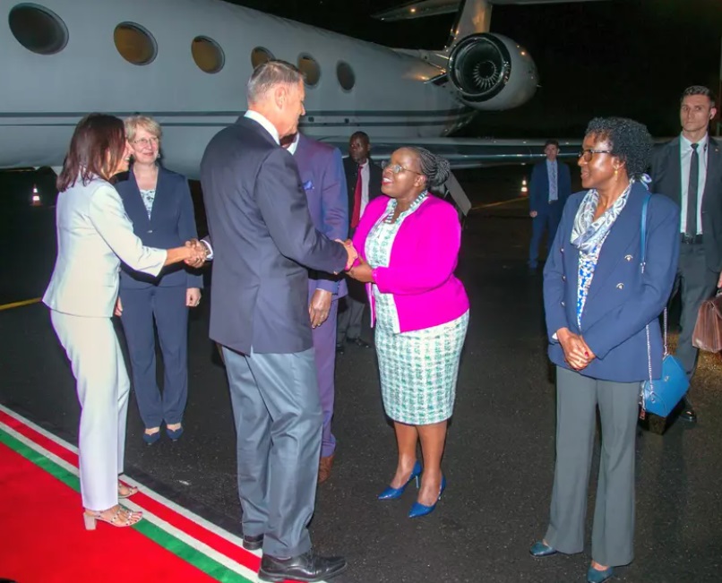 PRIMELE IMAGINI CU IOHANNIS ÎN AFRICA. „Ai venit cu ploaie!”, i-a spus șeful statului kenyan lui Iohannis. Președintele României i-a răspuns cu o vorbă din bătrâni