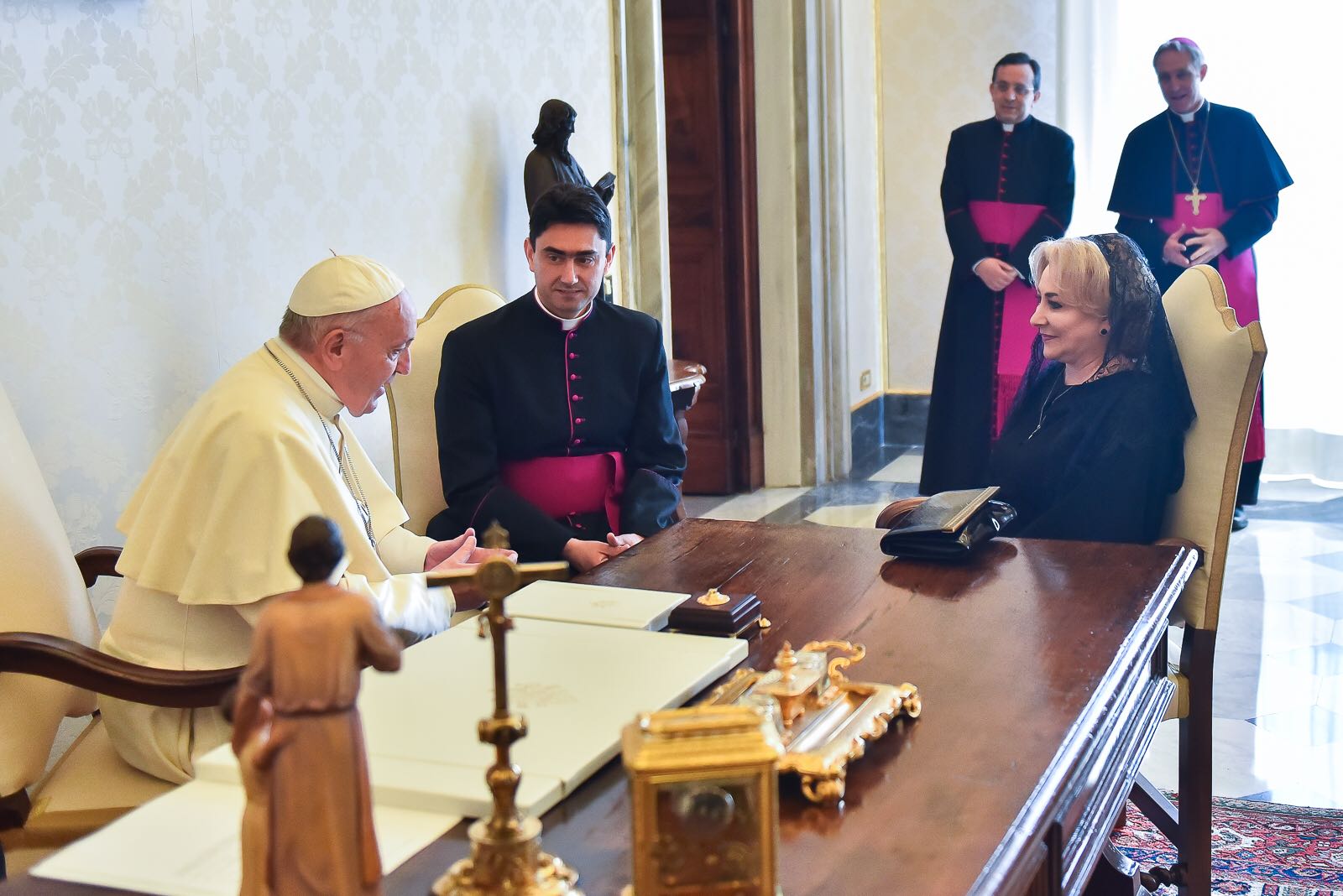 Premierul Viorica Dăncilă, în vizită la Vatican; Suveranul Pontif ar putea veni în România (VIDEO FĂRĂ SUNET)
