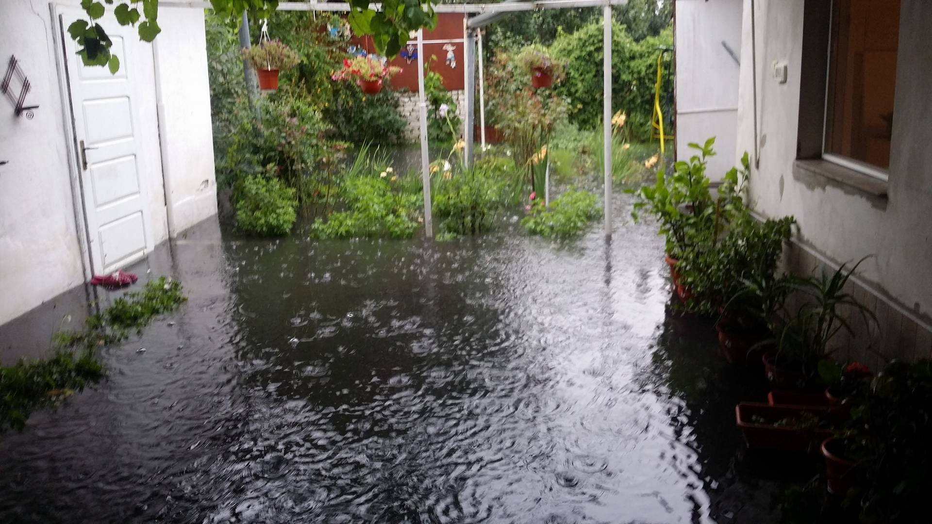 Haos total în Timișoara, după o ploaie torențială | La Cluj, DN1 și circulația feroviară au fost blocate
