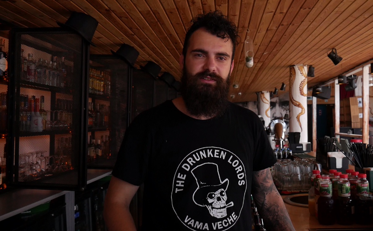 VIDEO/ Codul secret al barmanilor din Vama Veche. Cum să ceri un Mai Tai sau o tequila prin semne și cum le interpretează un lingvist