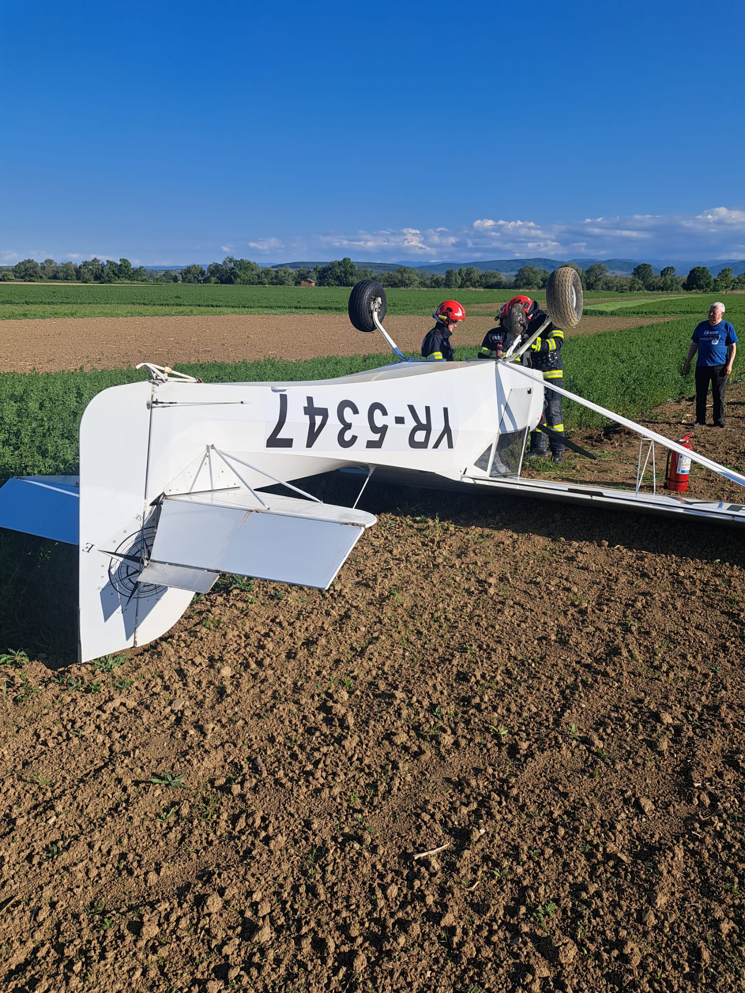 Pilotul unui avion de mici dimensiuni, nevoit să aterizeze forțat pe un câmp din Alba. Motivul incidentului