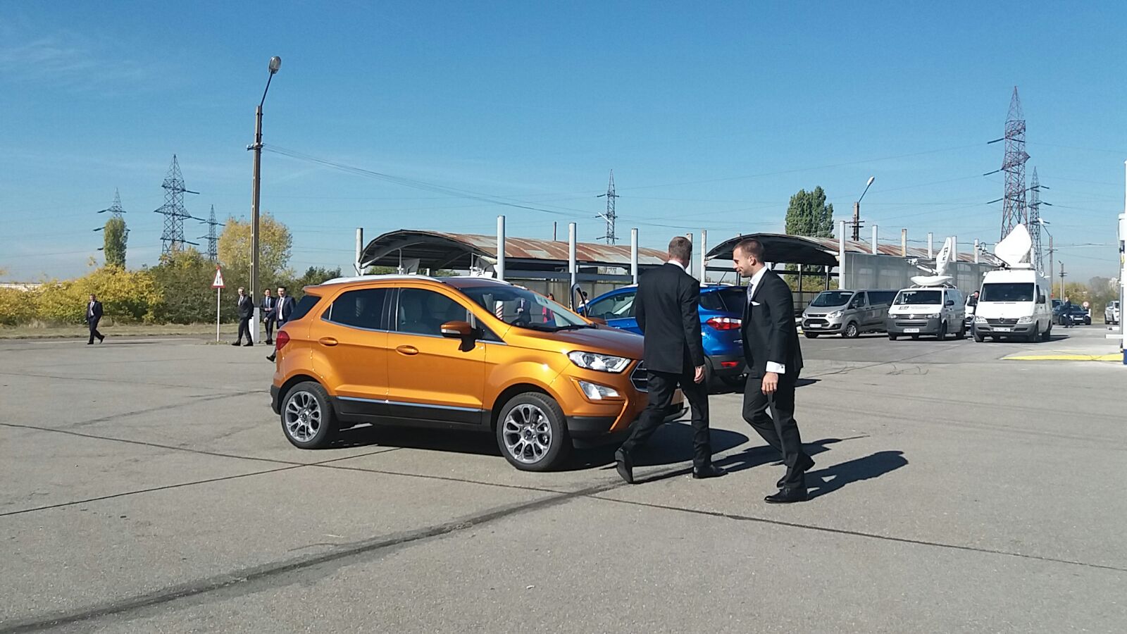 Klaus Iohannis a testat noul Ford EcoSport, cu Simone Tempestini, campionul României la raliu. Președintele, la un pas de a lovi o bordură | FOTO ȘI VIDEO