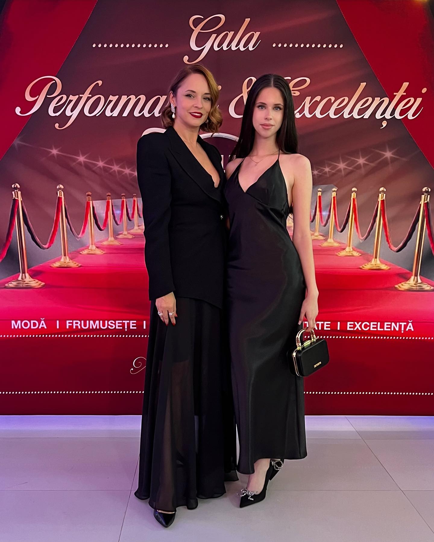 Andreea Marin și fiica ei, apariție elegantă la un eveniment unde au fost premiate. Violeta a îmbrăcat o rochie neagră și decoltată