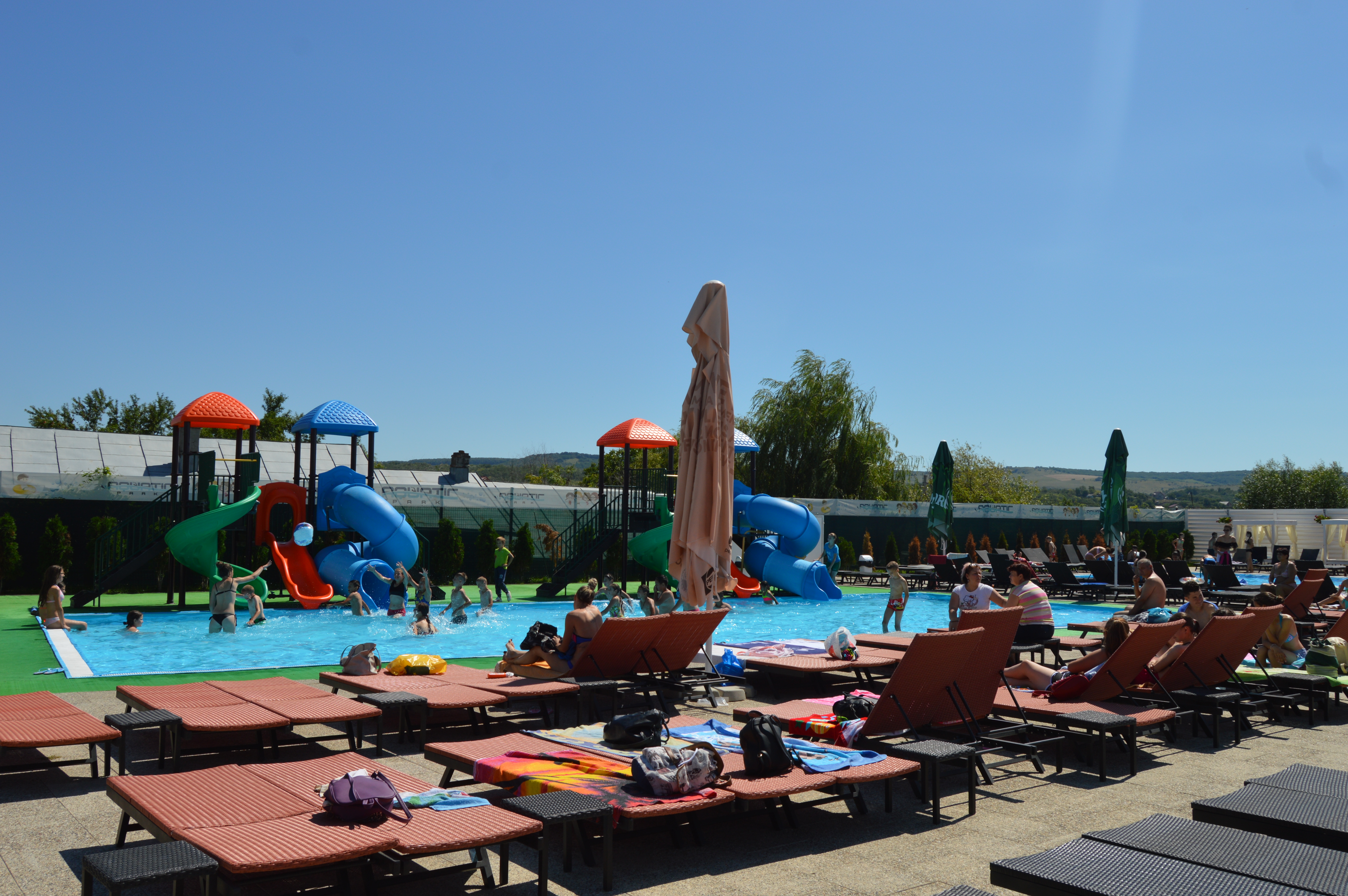 FOTOREPORTAJ: De la gârla din fundul curții la piscină cu tobogane. 600 de copiii din Vaslui văd prima oară un oraș