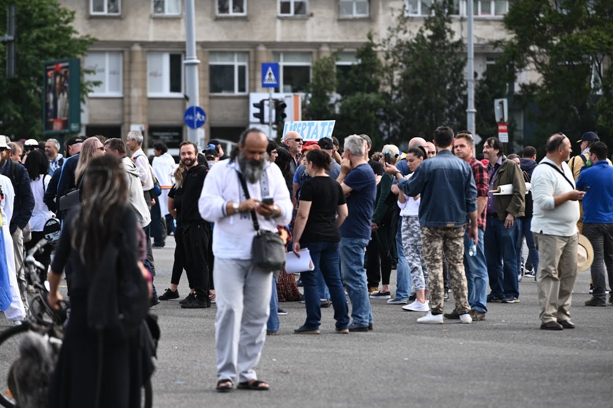 UPDATE: Protest în fața Guvernului, în prima zi de stare de alertă, deși mitingurile sunt interzise în această perioadă. Două persoane au fost ridicate de jandarmi