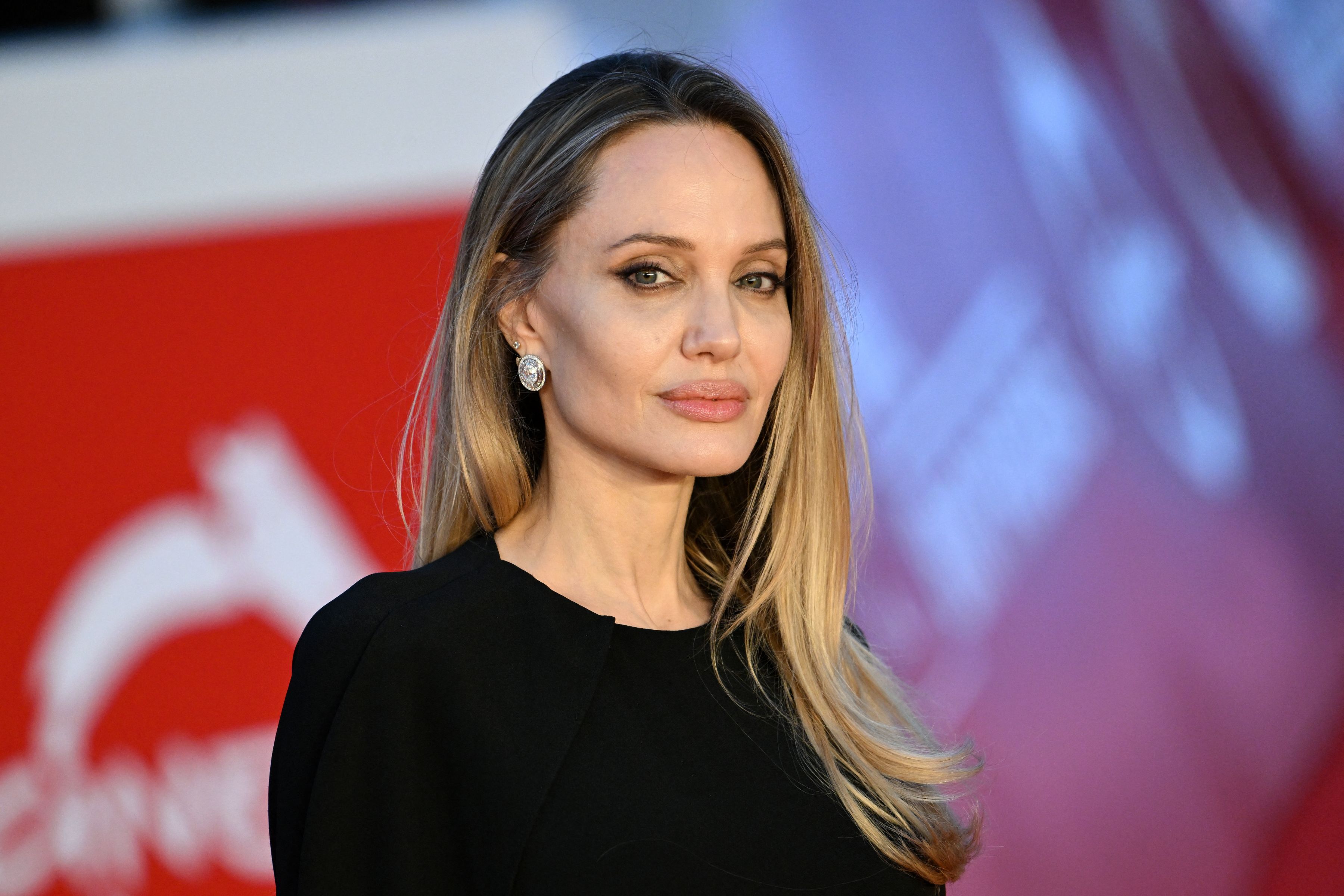 Imaginile cu Angelina Jolie în China care s-au viralizat pe internet: „Nu seamănă cu ea”. Fanii speculează că actrița și-a făcut operații estetice