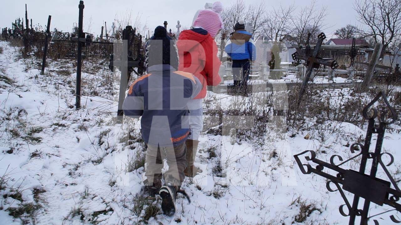 Adună lumânări din cimitir pentru a avea lumină ca să-și facă temele