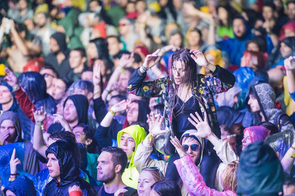 Electric Castle, a doua zi de concerte și de... ploaie | Chitaristul de la Enter Shikari, purtat pe brațe de spectatori