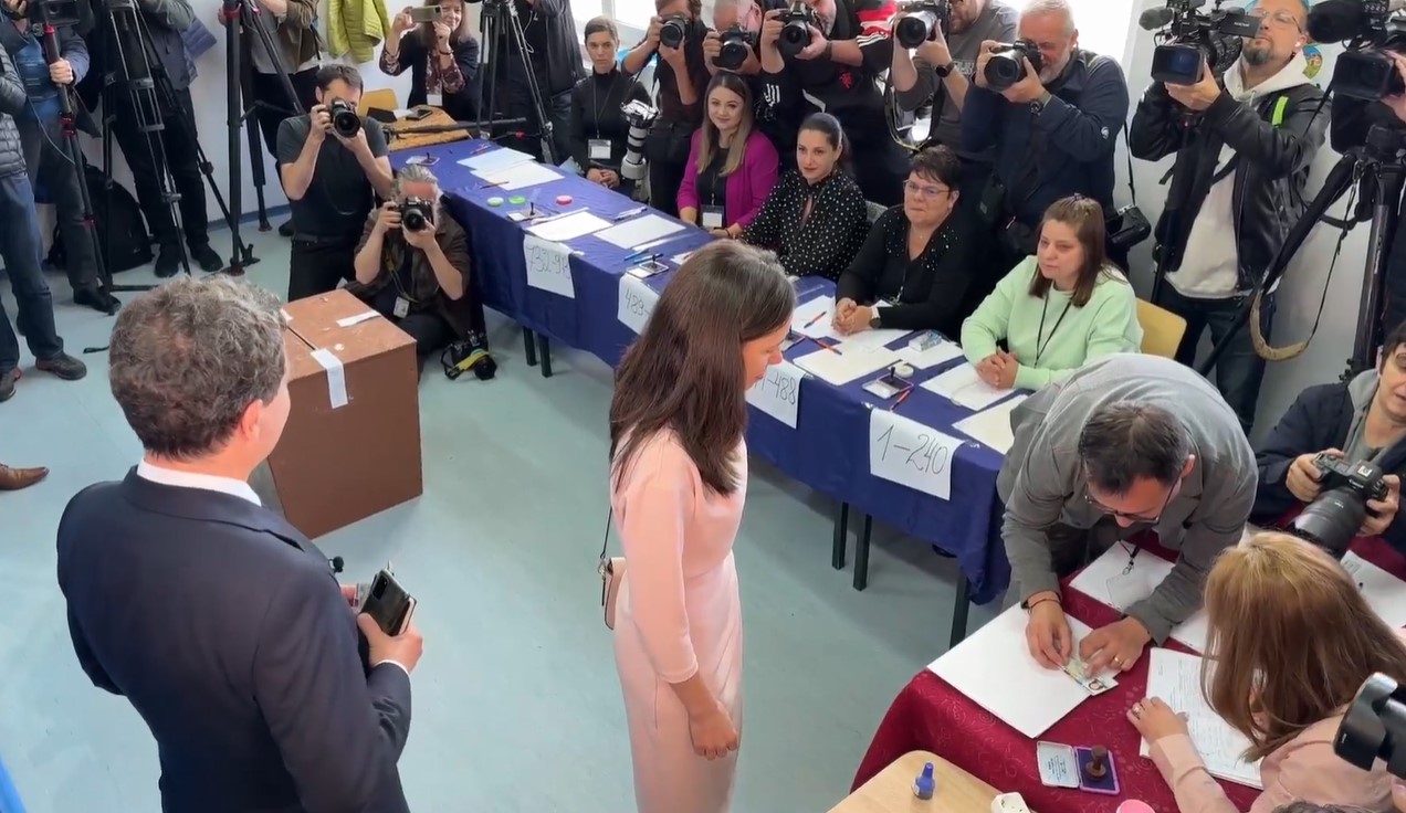 Ce a spus Iulia Albu despre ținuta purtată în ziua votului de Mirabela Grădinaru, partenera lui Nicușor Dan