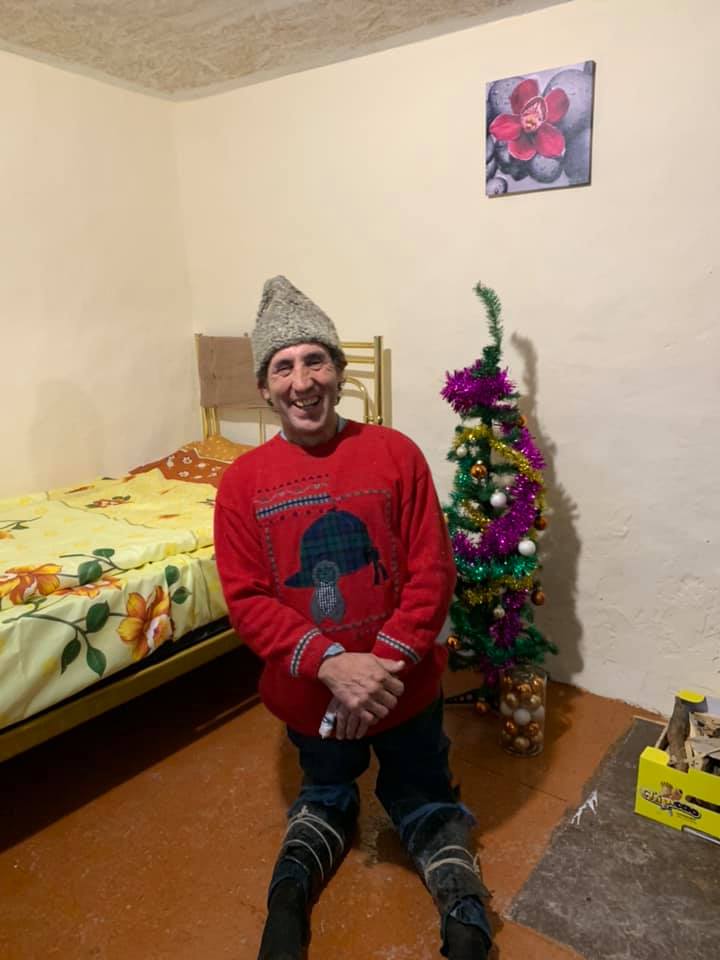 FOTO | Povestea tragică a lui nea Ion, un bătrân care merge în genunchi, dar are grijă de fratele său imobilizat în pat