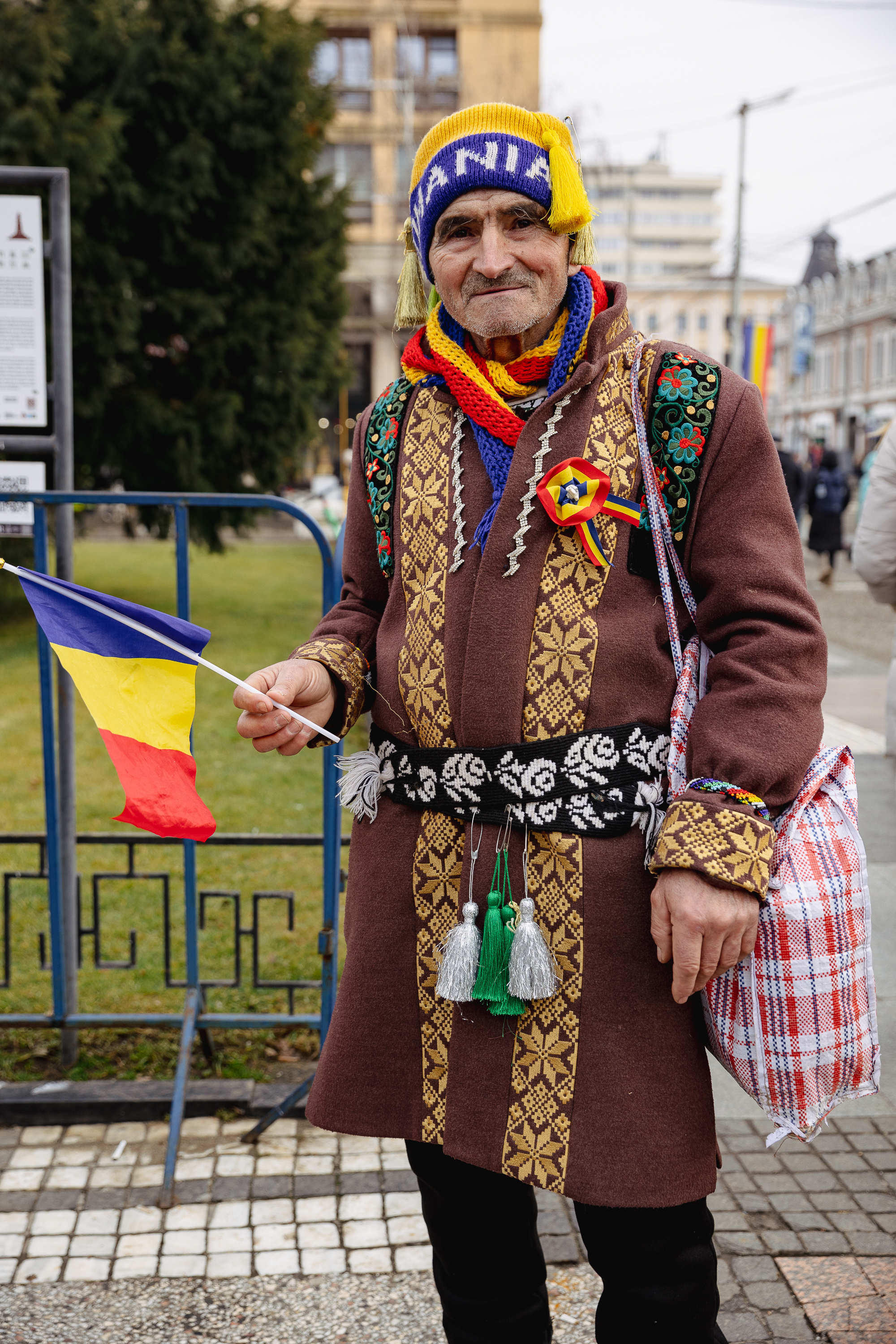 Ziua Unirii în imagini la Iași: câteva mii de oameni s-au bucurat de „sârba moldovenilor” și au fluierat puținii politicieni prezenți | Fotoreportaj