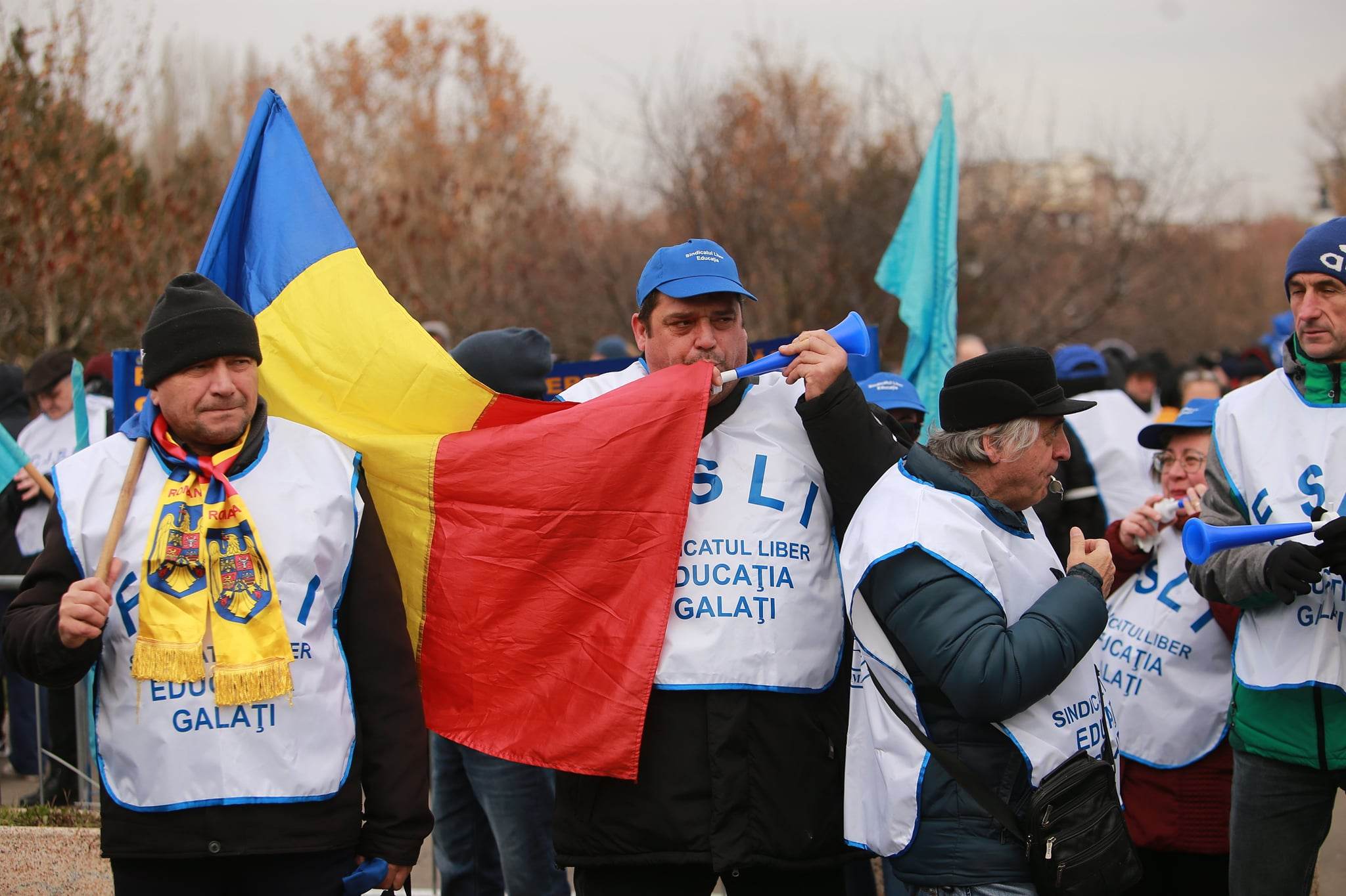Angajații din Educație au protestat în fața Parlamentului. Ce revendicări au avut