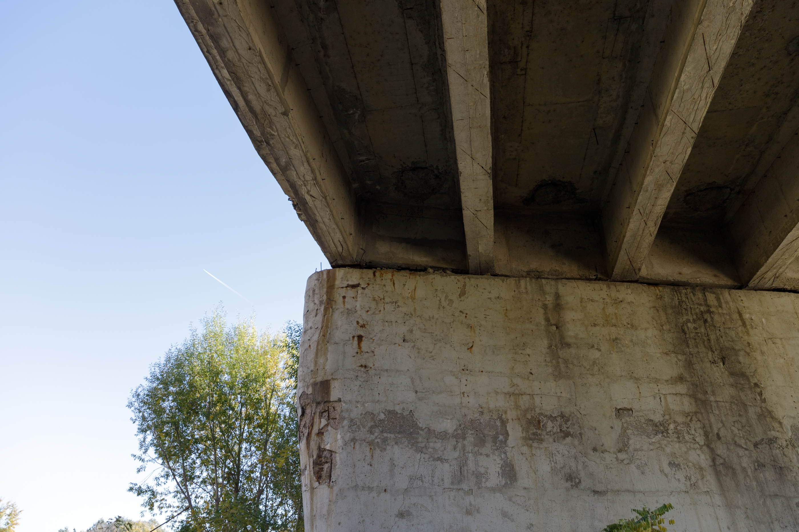 Podul de pe autostrada A1 peste care trec zilnic 40.000 de mașini arată rău: pământ surpat, structură metalică ruginită. „Necesită reabilitare, înlocuirea unor elemente”