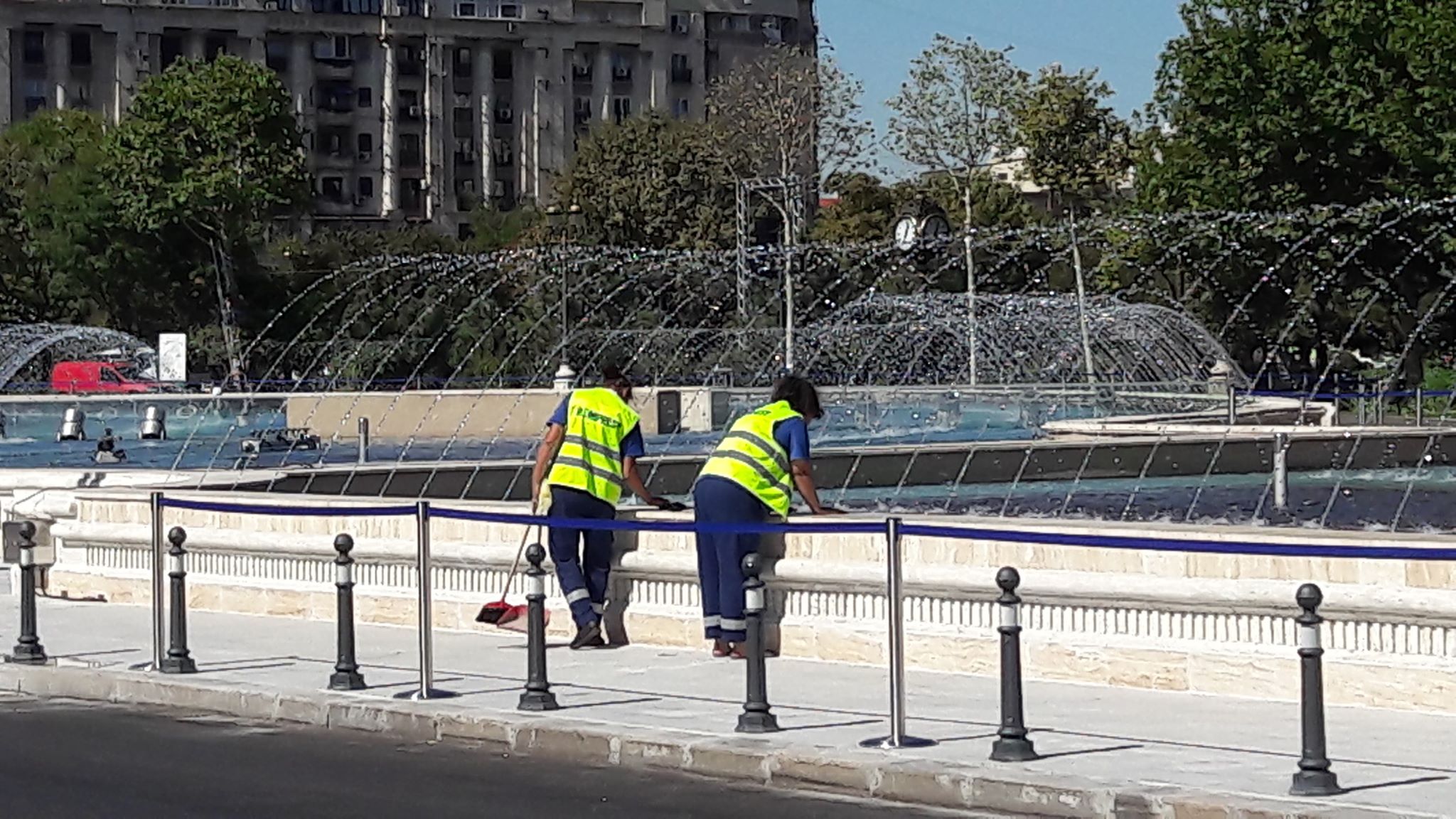FOTO | Fântânile din Piața Unirii, redeschise joi. Mai mulți protestatari au venit la eveniment. Ce mesaje au afișat