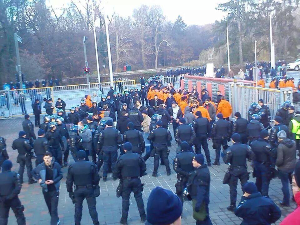 VIDEO&FOTO / Fanii formaţiei Dinamo Zagreb îi AMENINŢĂ pe "lupi"
