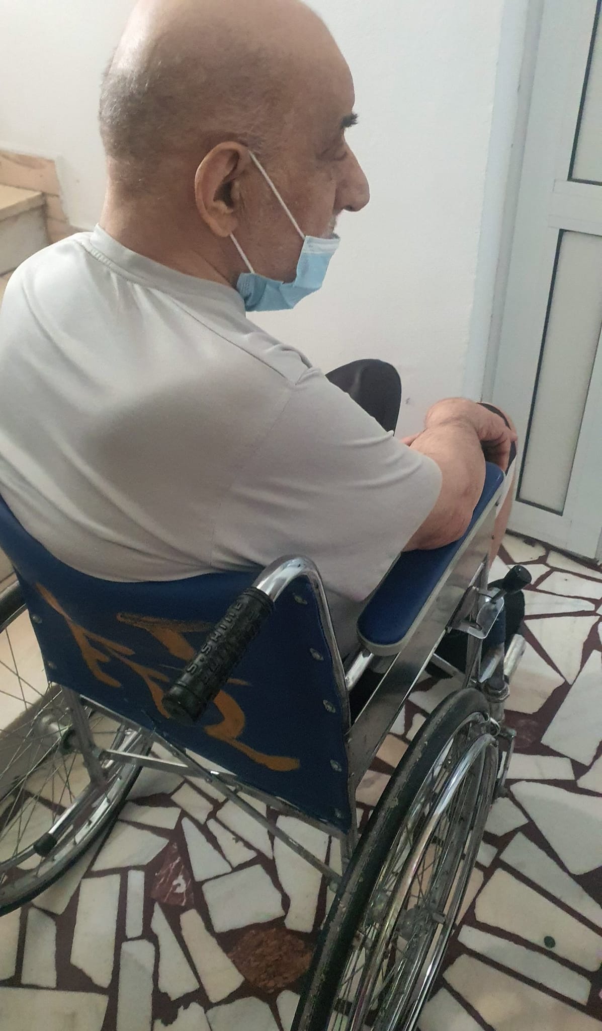 Viorel Lis nu mai iese din casă. Soția Oana are grijă de el: „Durerile erau groaznice, nu mai dormea noaptea”